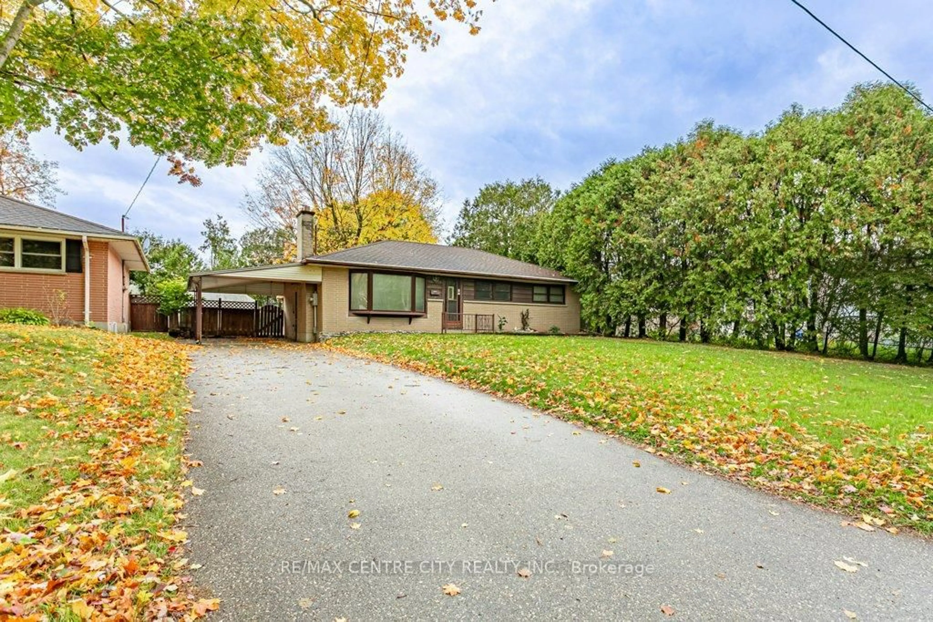 A pic from outside/outdoor area/front of a property/back of a property/a pic from drone, unknown for 377 Griffith St, London South Ontario N6K 2S1