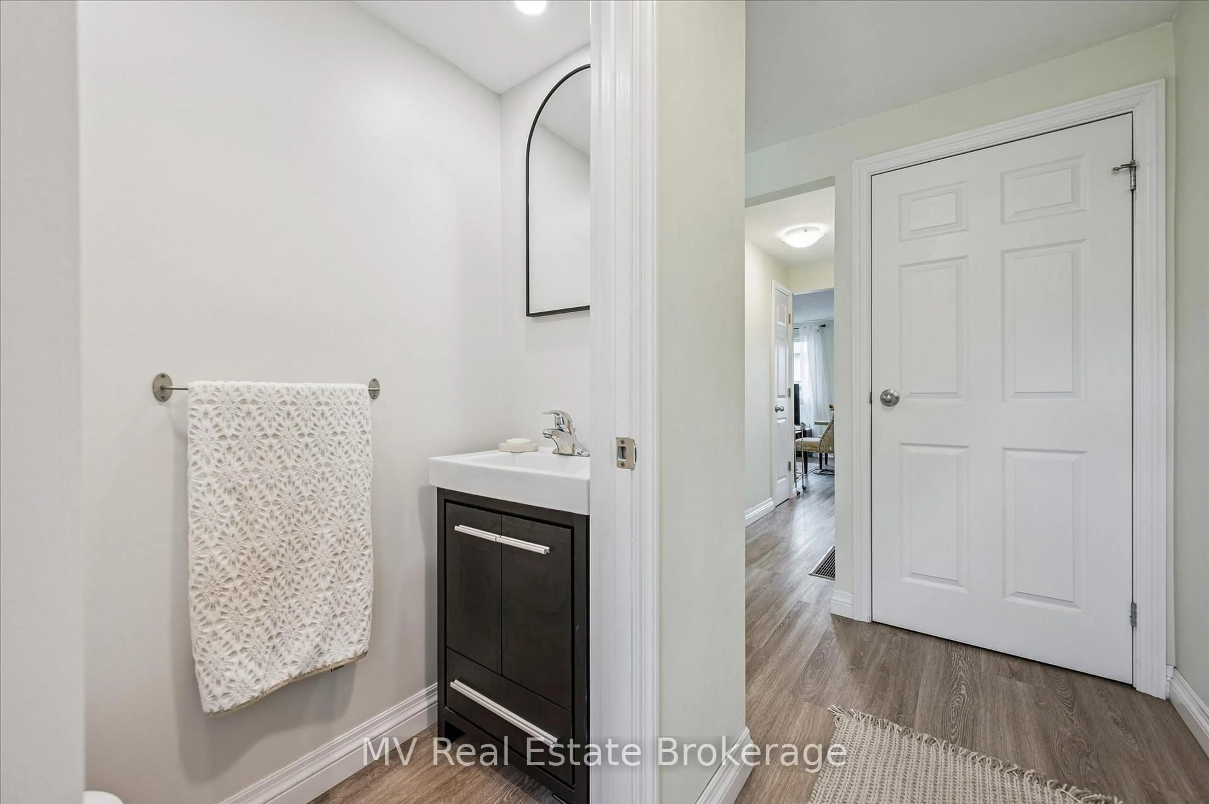 Standard bathroom, ceramic/tile floor for 700 Paisley Rd #94, Guelph Ontario N1K 1A3