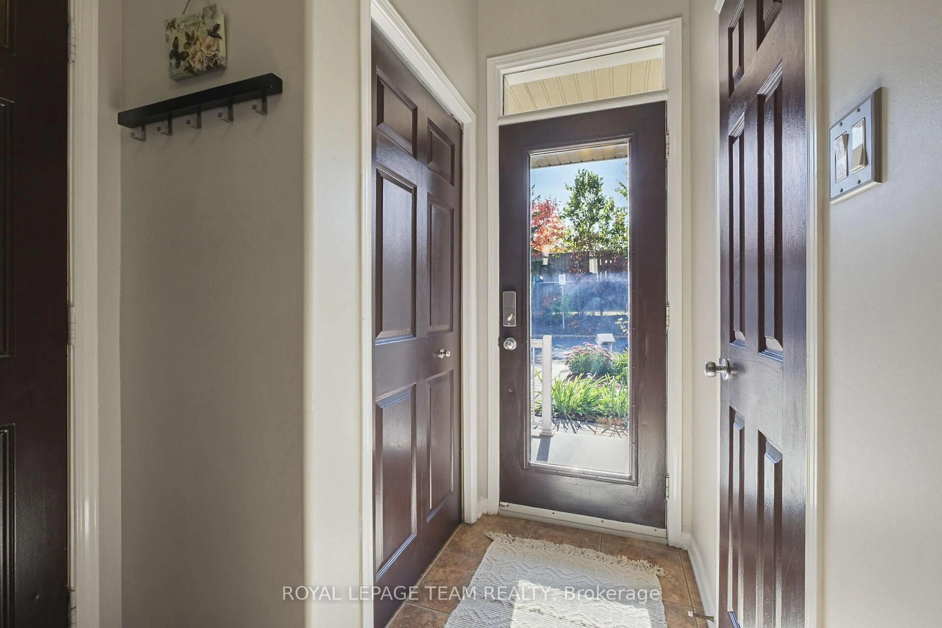 Indoor entryway for 215 Parkrose Private, Ottawa Ontario K4A 0N8