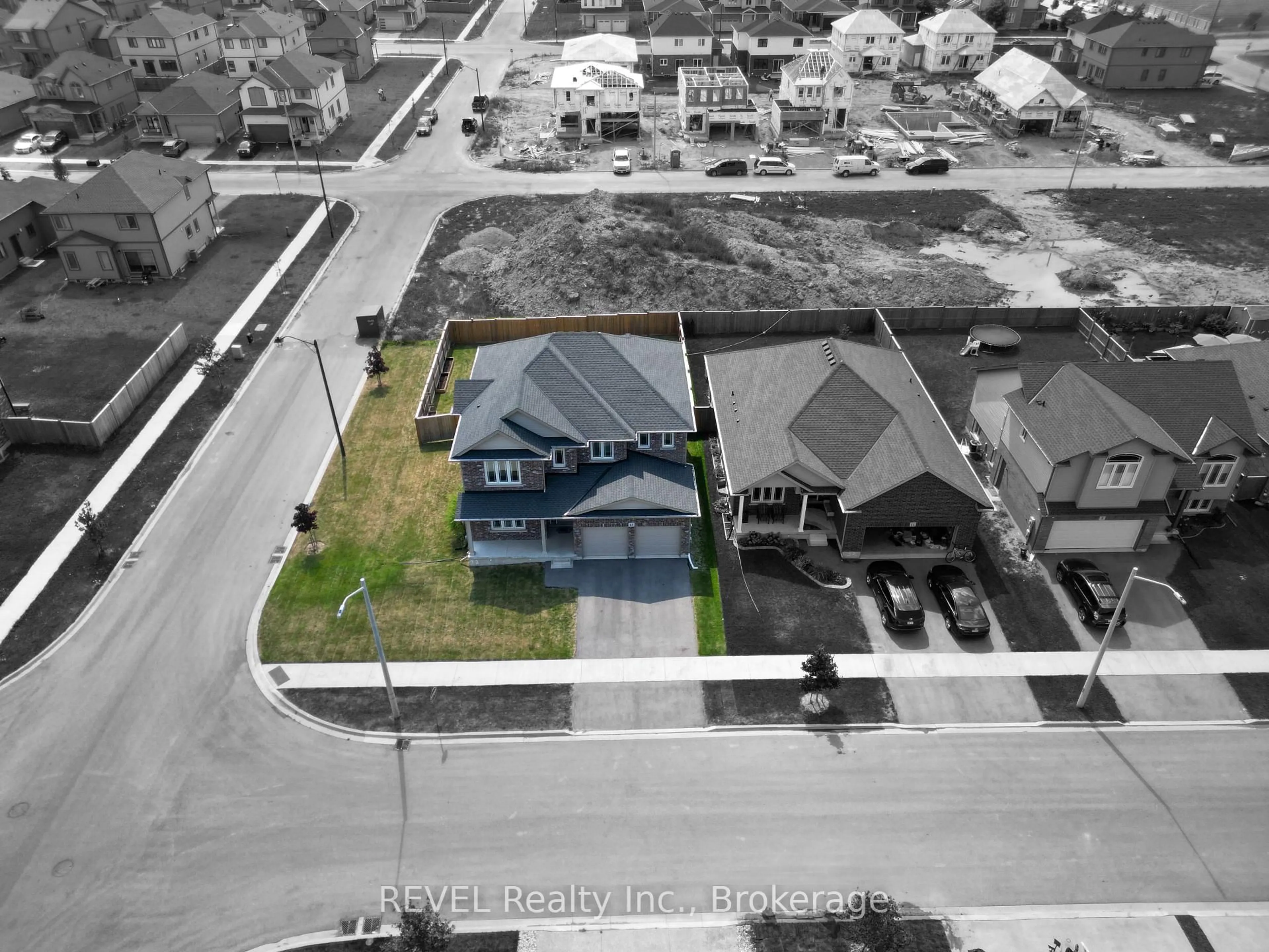A pic from outside/outdoor area/front of a property/back of a property/a pic from drone, street for 13 Cinnamon St, Thorold Ontario L2V 0B6