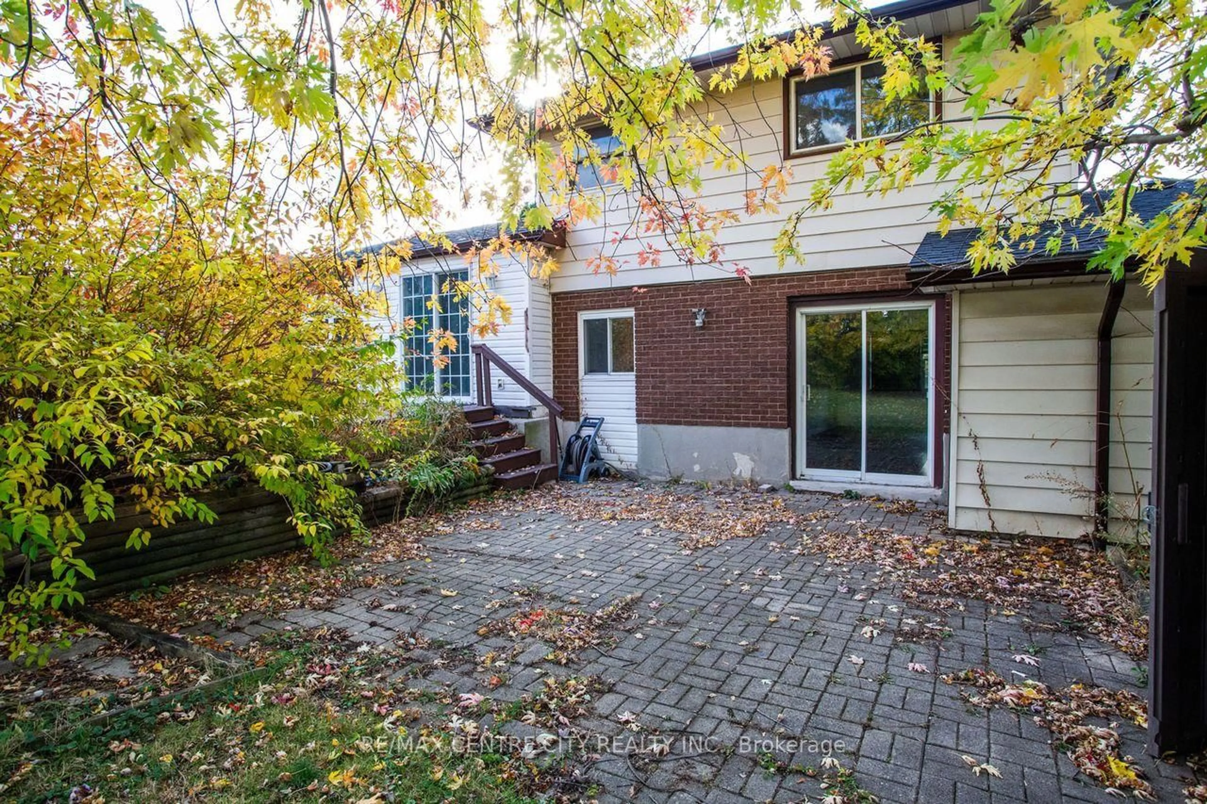 Patio, street for 470 Three Valleys Cres, London South Ontario N5Z 3E7