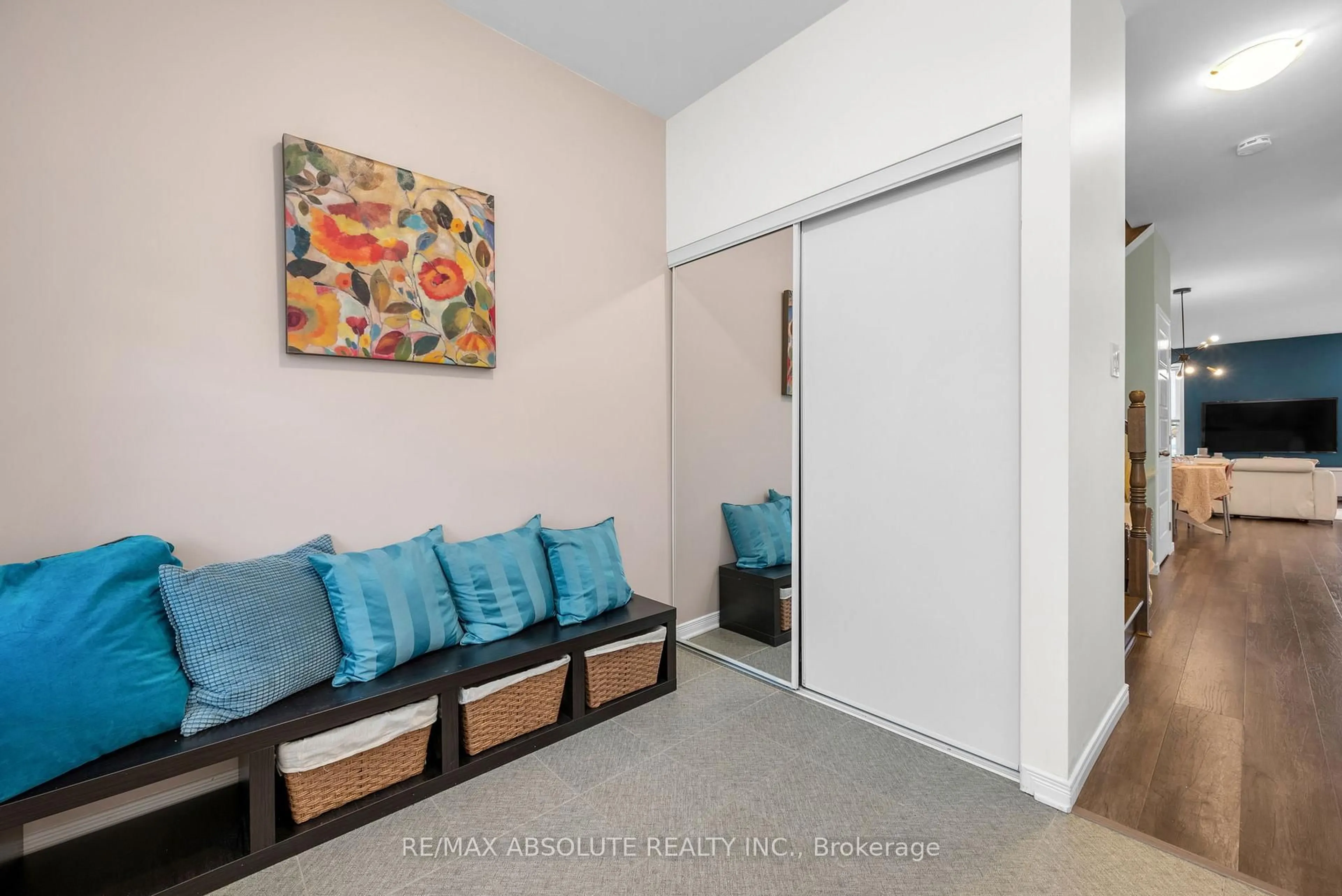 Indoor entryway for 302 Haliburton Hts, Ottawa Ontario K2S 1S3