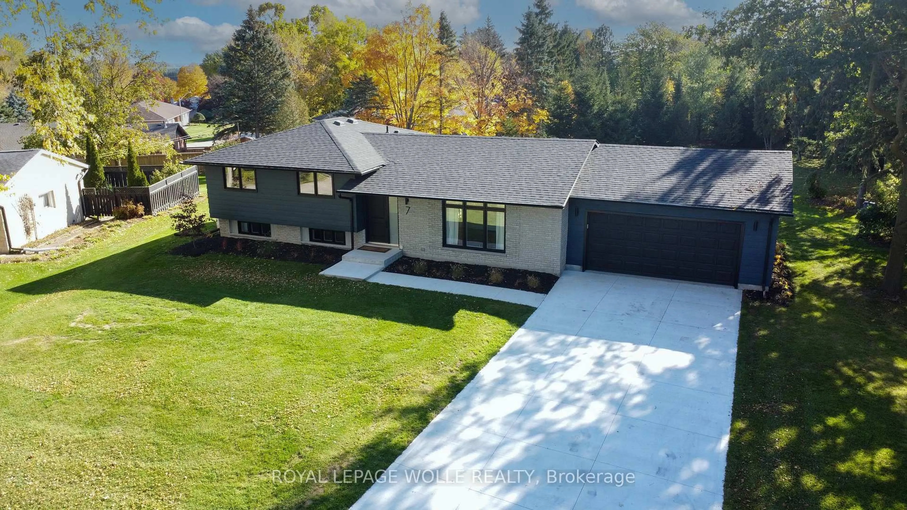 A pic from outside/outdoor area/front of a property/back of a property/a pic from drone, unknown for 7 Trillium Crt, Woolwich Ontario N0B 2M1