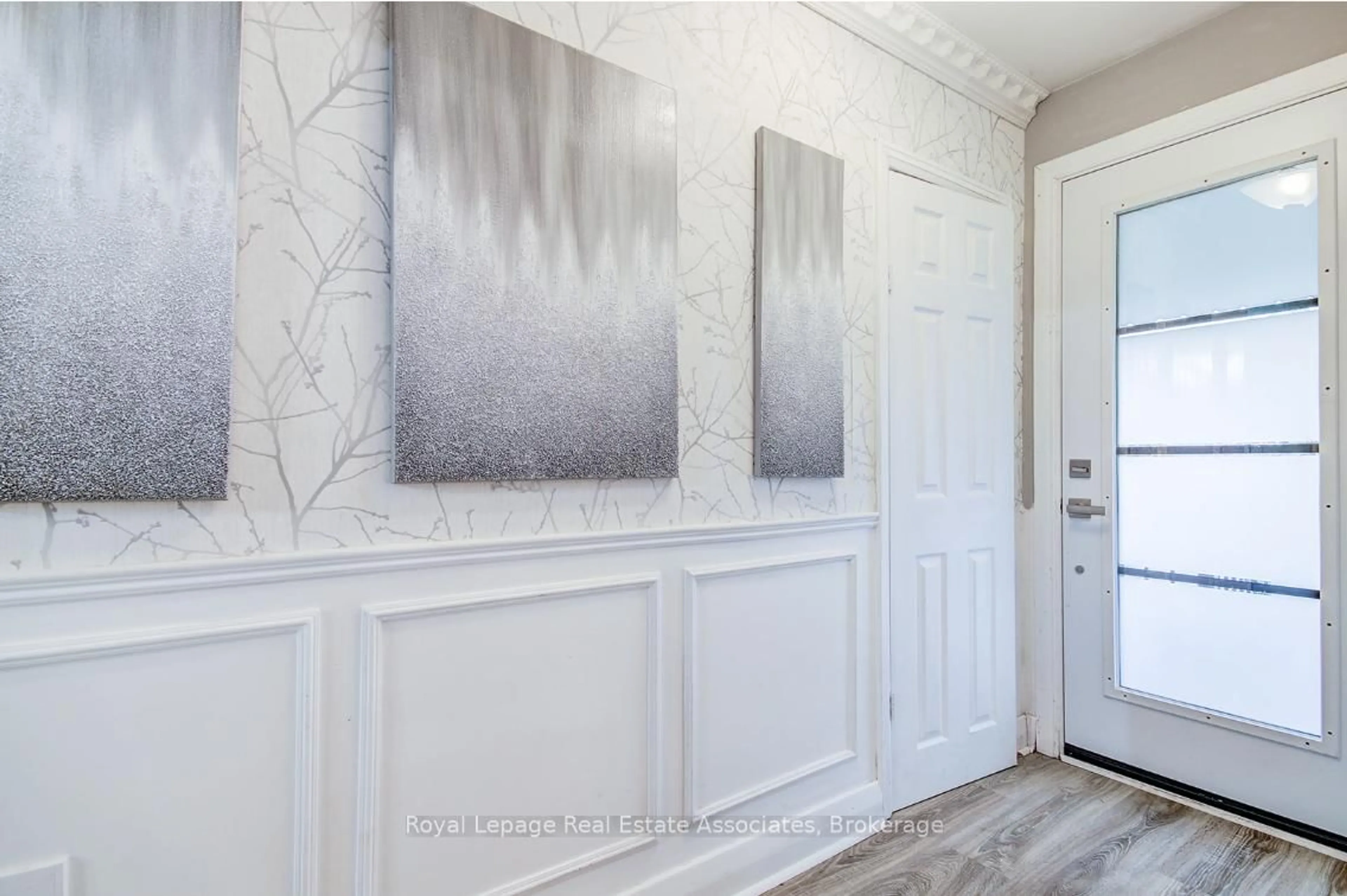 Indoor entryway for 75 Tollgate Rd, Brantford Ontario N3R 4Z5
