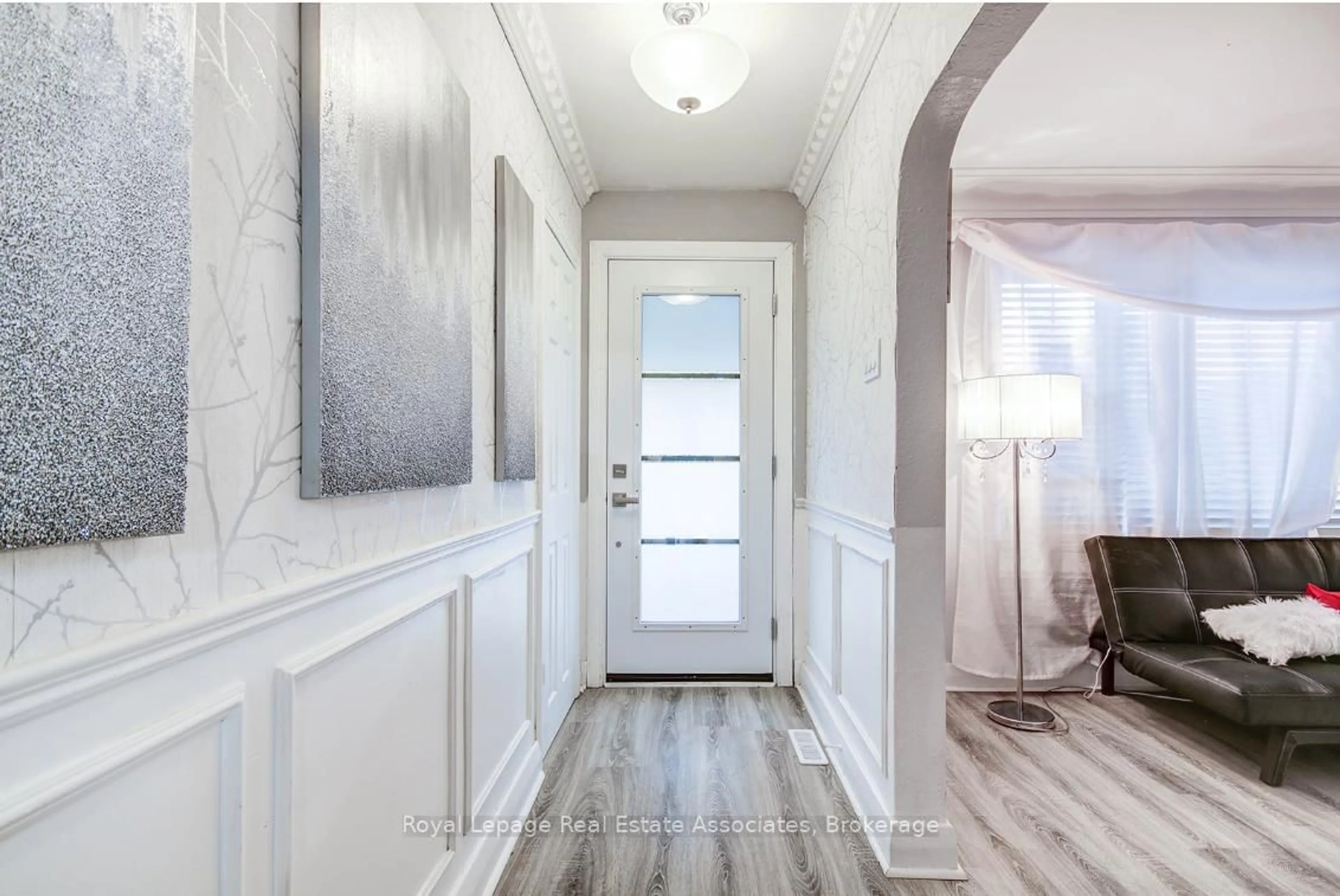 Indoor entryway for 75 Tollgate Rd, Brantford Ontario N3R 4Z5