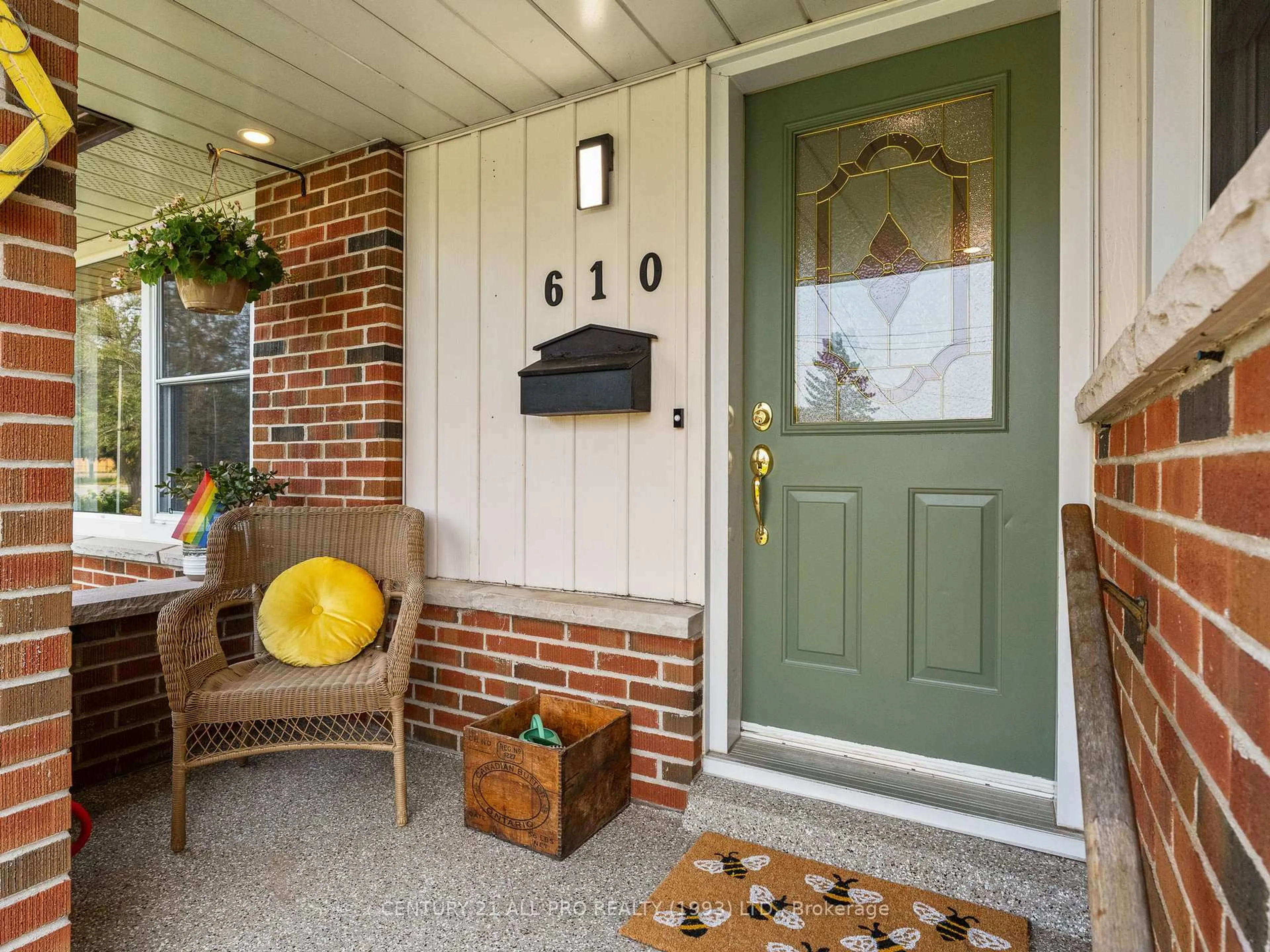 Indoor entryway for 610 Norma St, Cobourg Ontario K9A 2T8