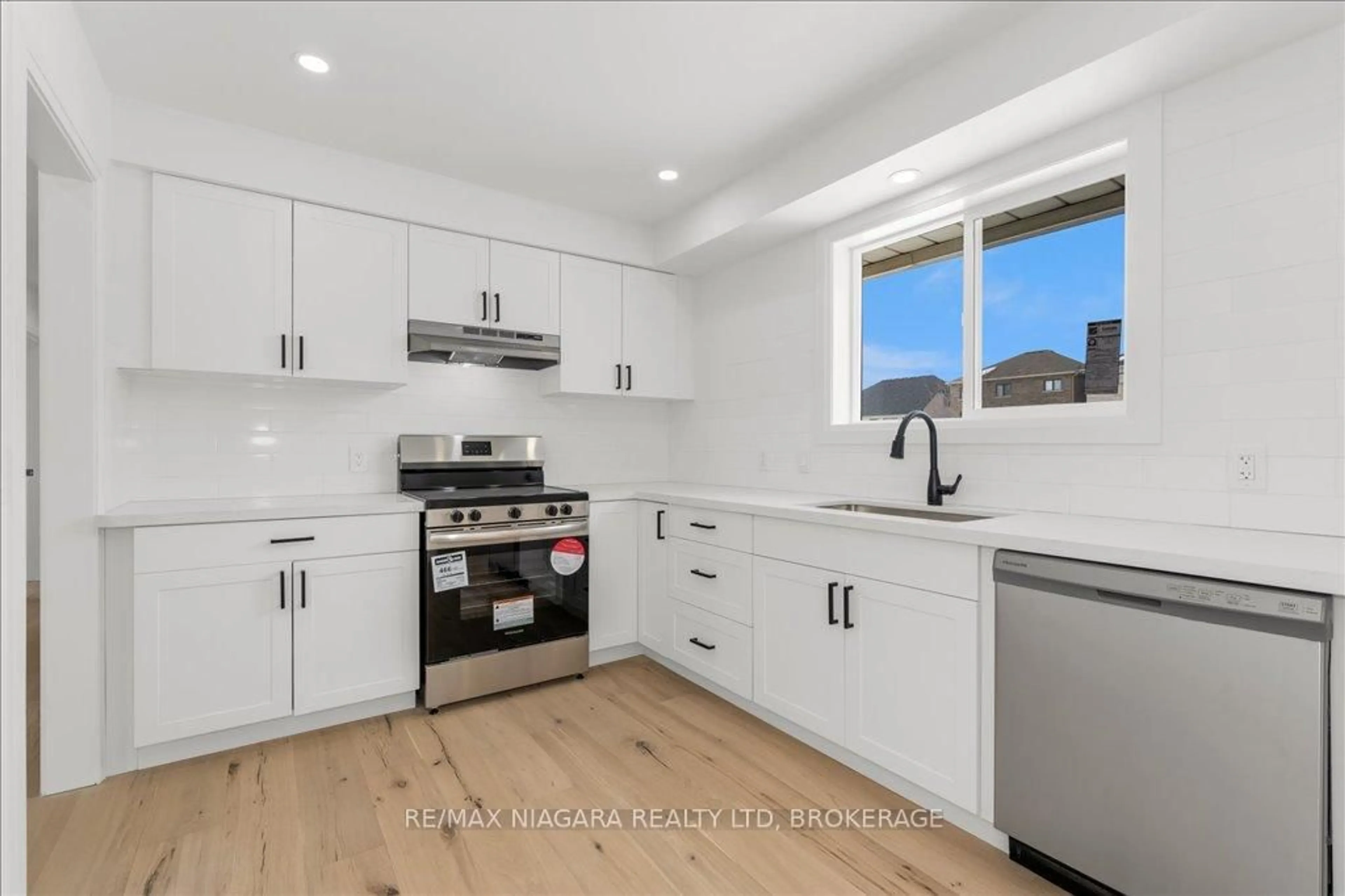 Open concept kitchen, unknown for 97 King St St, Haldimand Ontario N0A 1H0