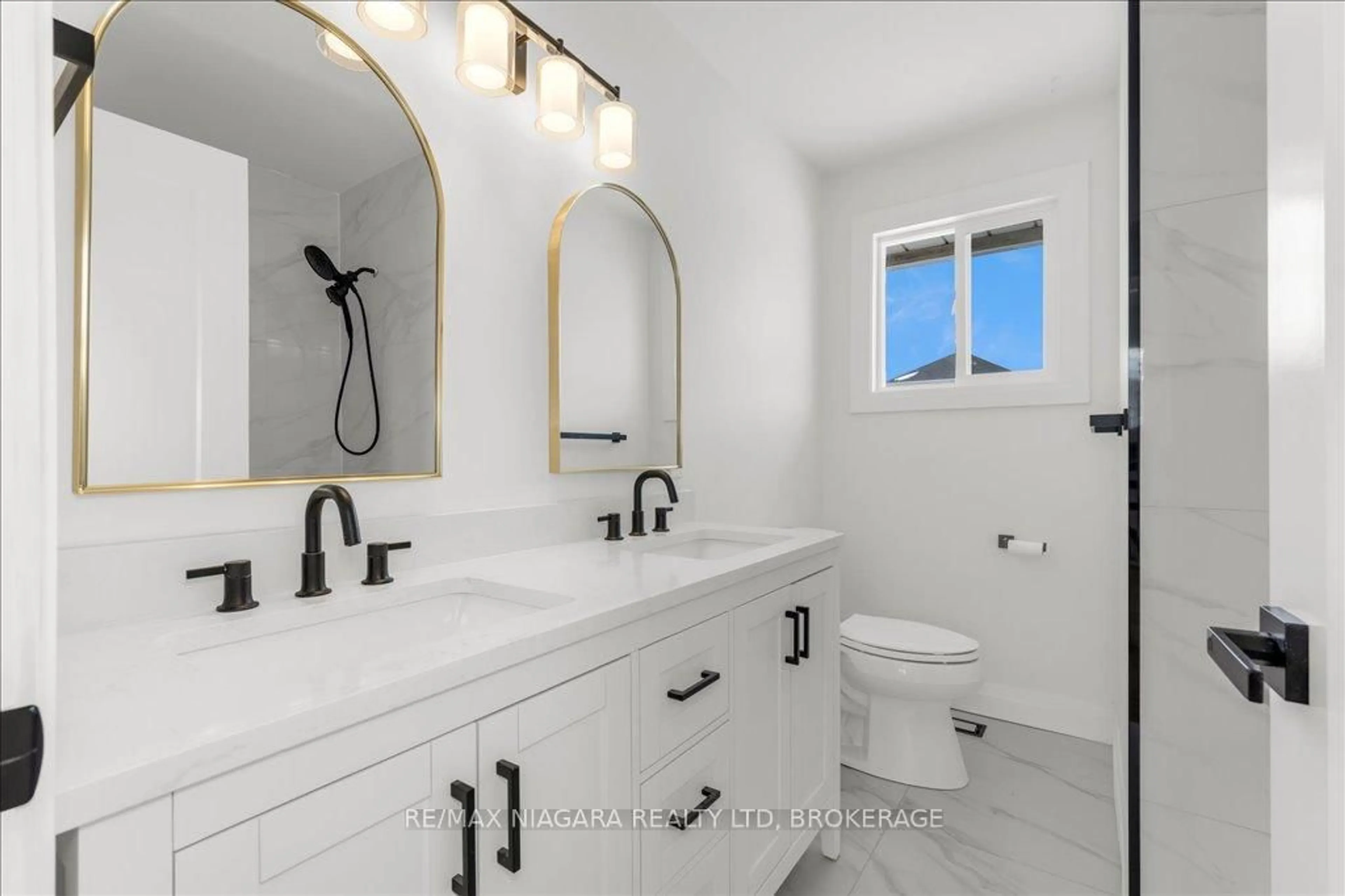 Contemporary bathroom, ceramic/tile floor for 97 King St St, Haldimand Ontario N0A 1H0