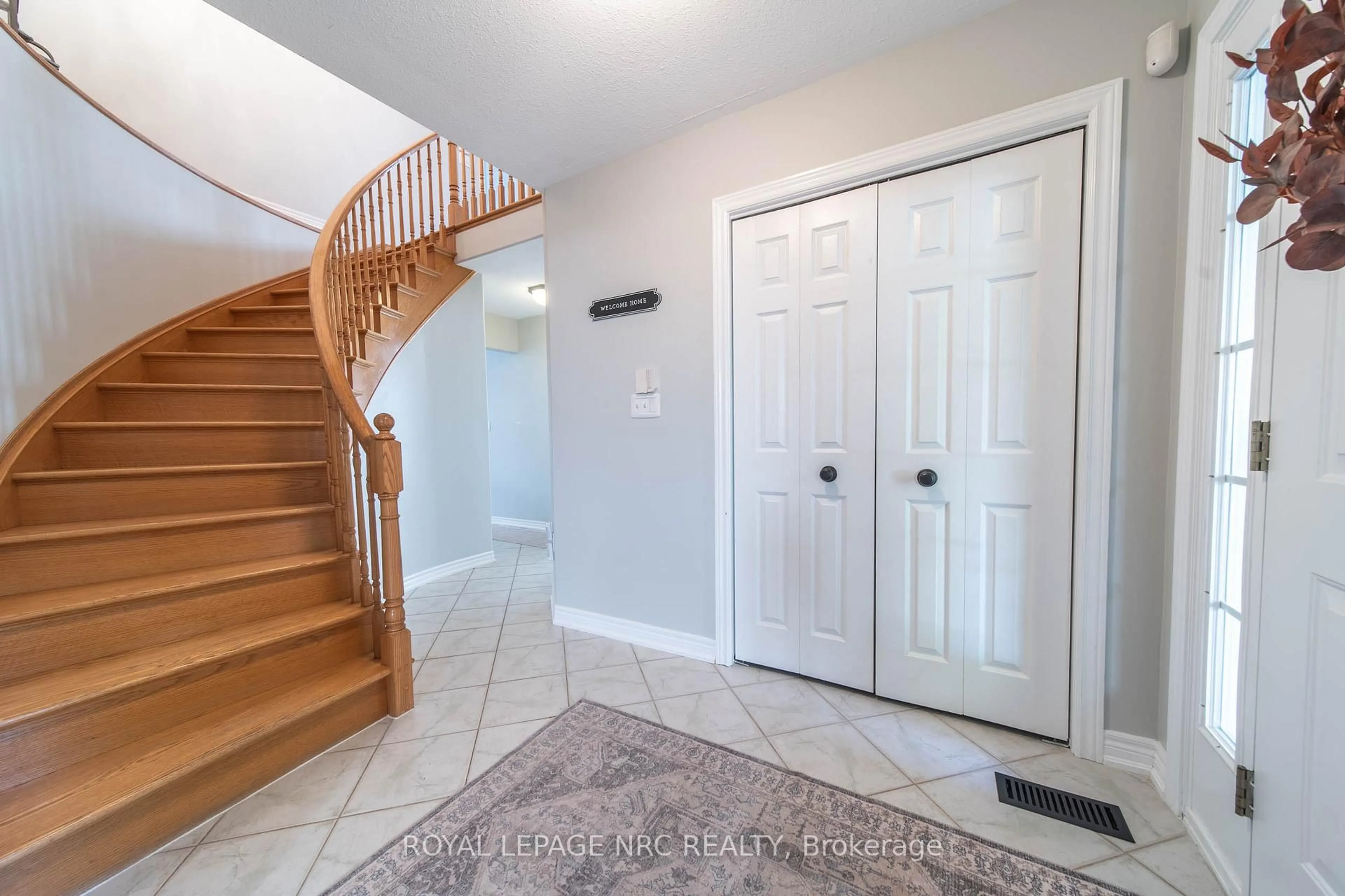 Indoor entryway for 7955 HARVEST Cres, Niagara Falls Ontario L2H 3G7
