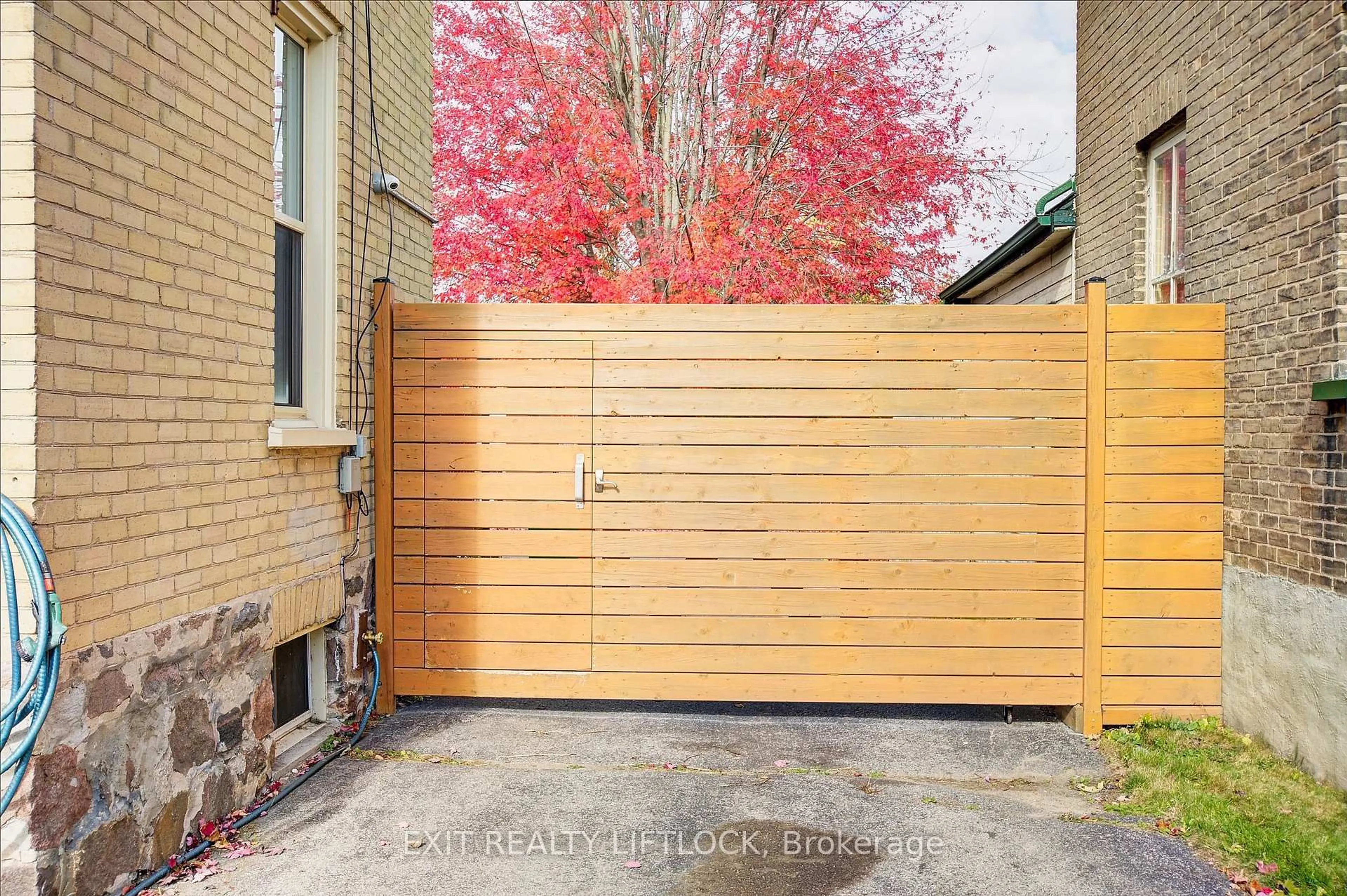 Unknown for 558 Chamberlain St, Peterborough Ontario K9J 4L5