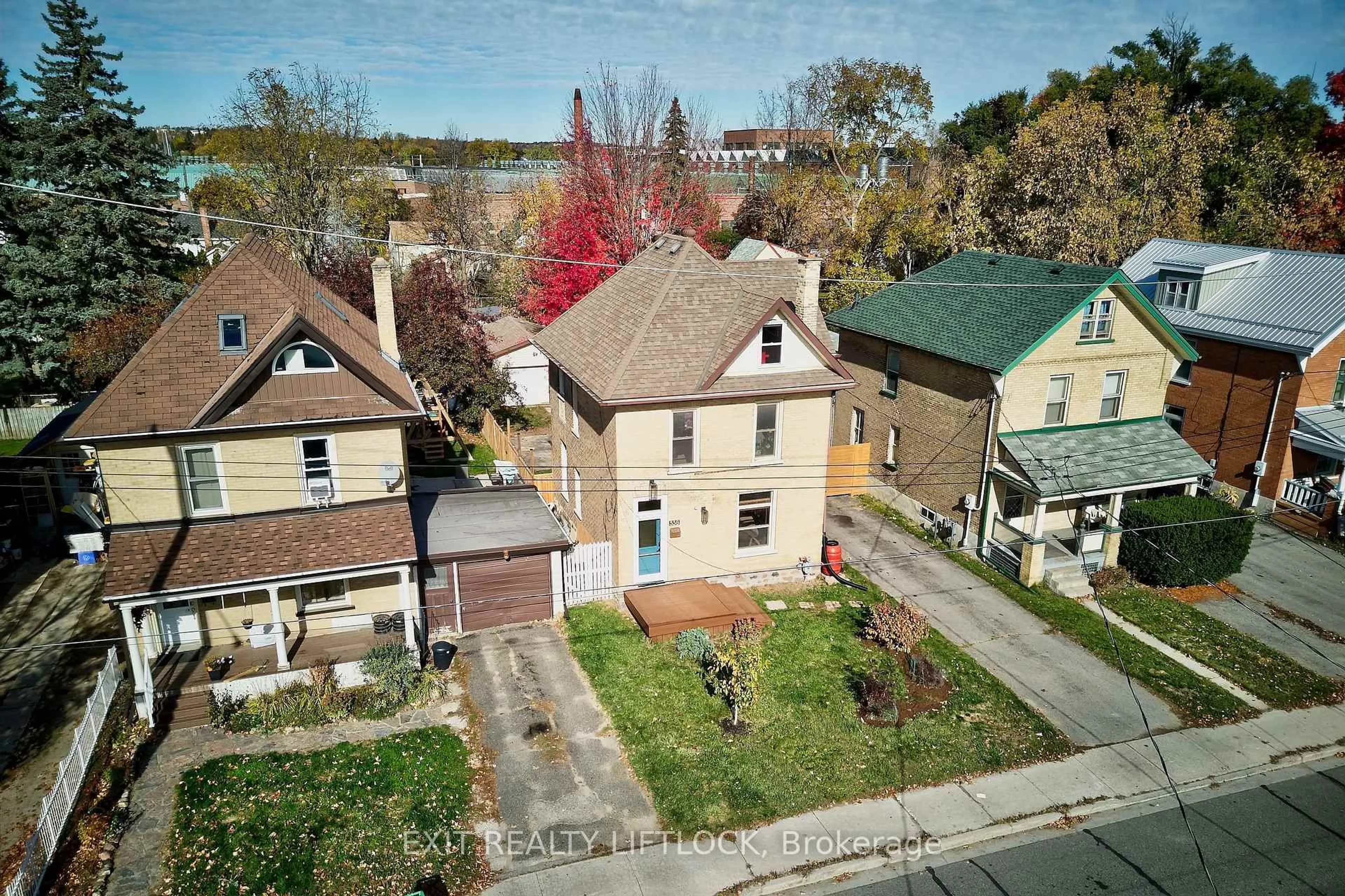 A pic from outside/outdoor area/front of a property/back of a property/a pic from drone, street for 558 Chamberlain St, Peterborough Ontario K9J 4L5