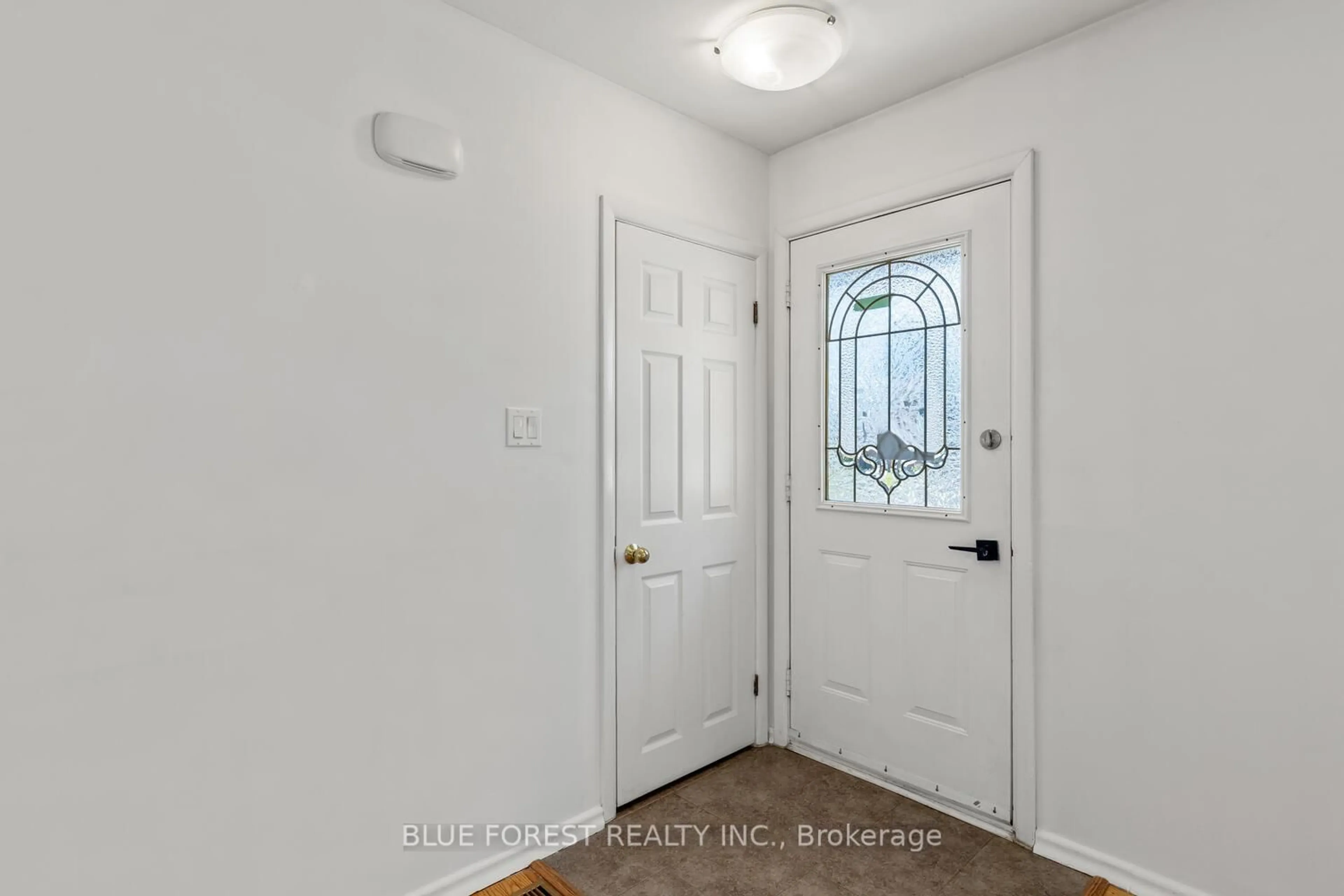 Indoor entryway for 106 Laurentian Dr, London East Ontario N5W 1P2