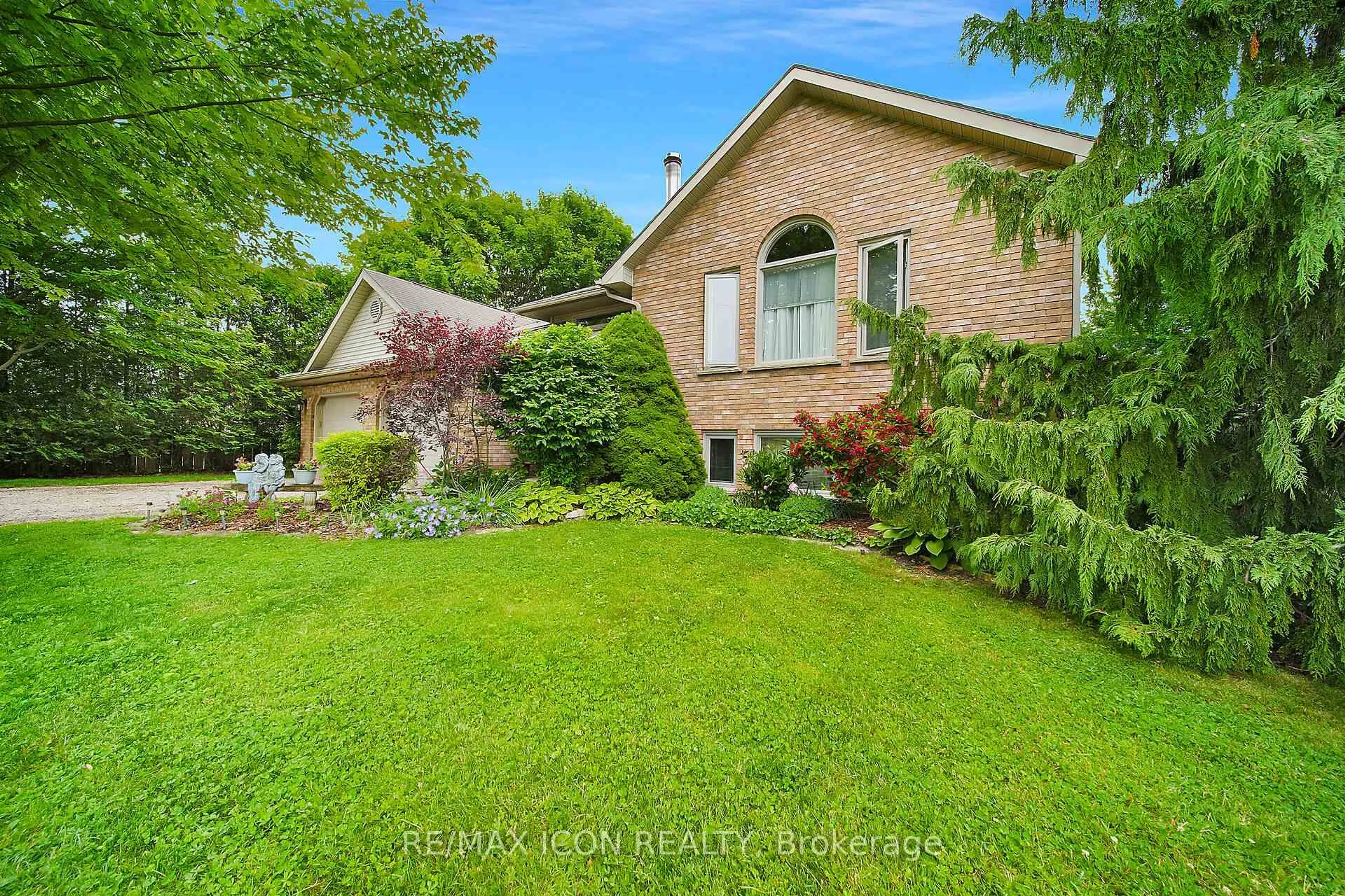 A pic from outside/outdoor area/front of a property/back of a property/a pic from drone, unknown for 21 Lunn Lane, Dutton/Dunwich Ontario N0L 2M0