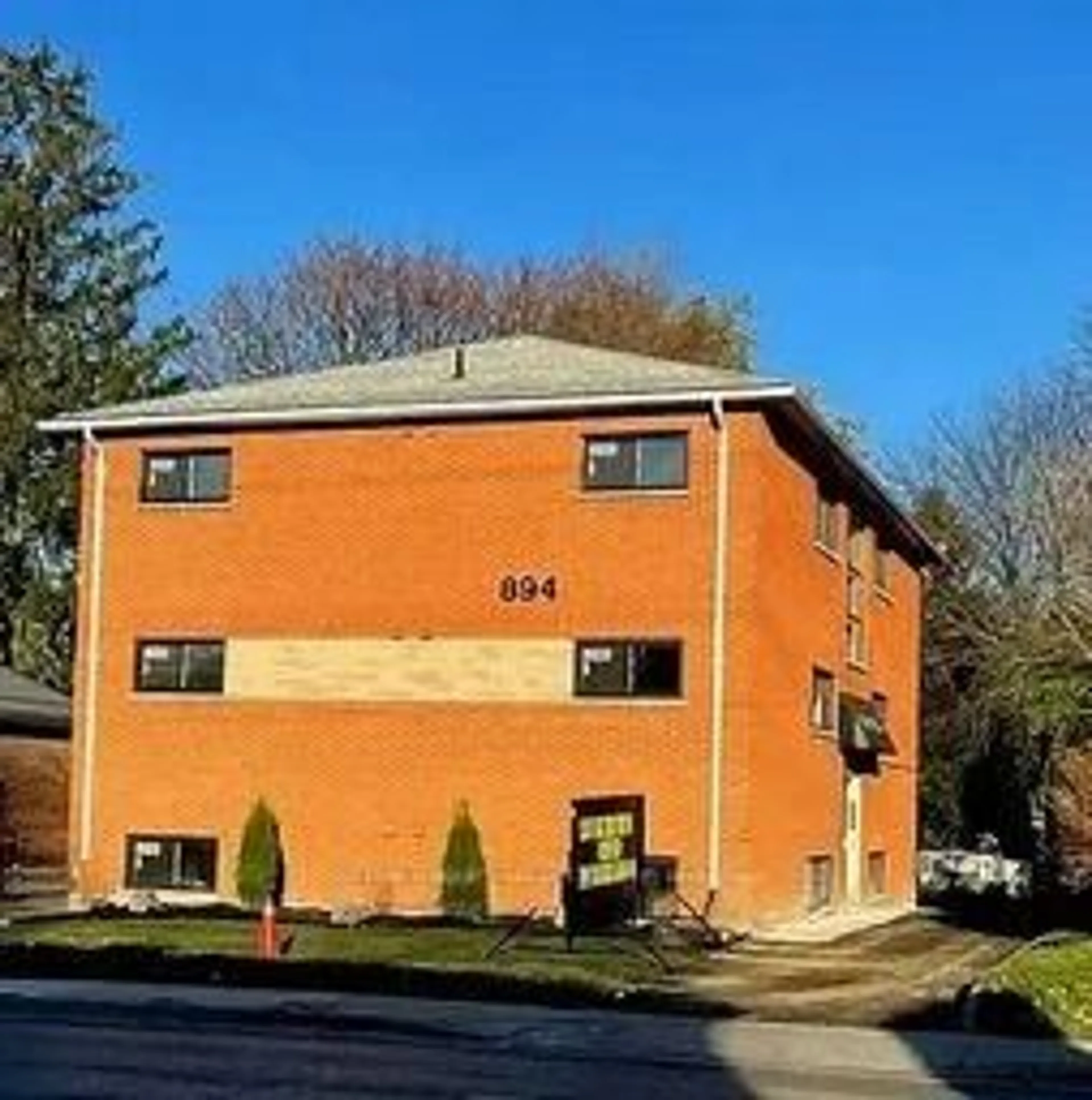 Home with brick exterior material, building for 894 ADELAIDE St, London East Ontario N5Y 2M5