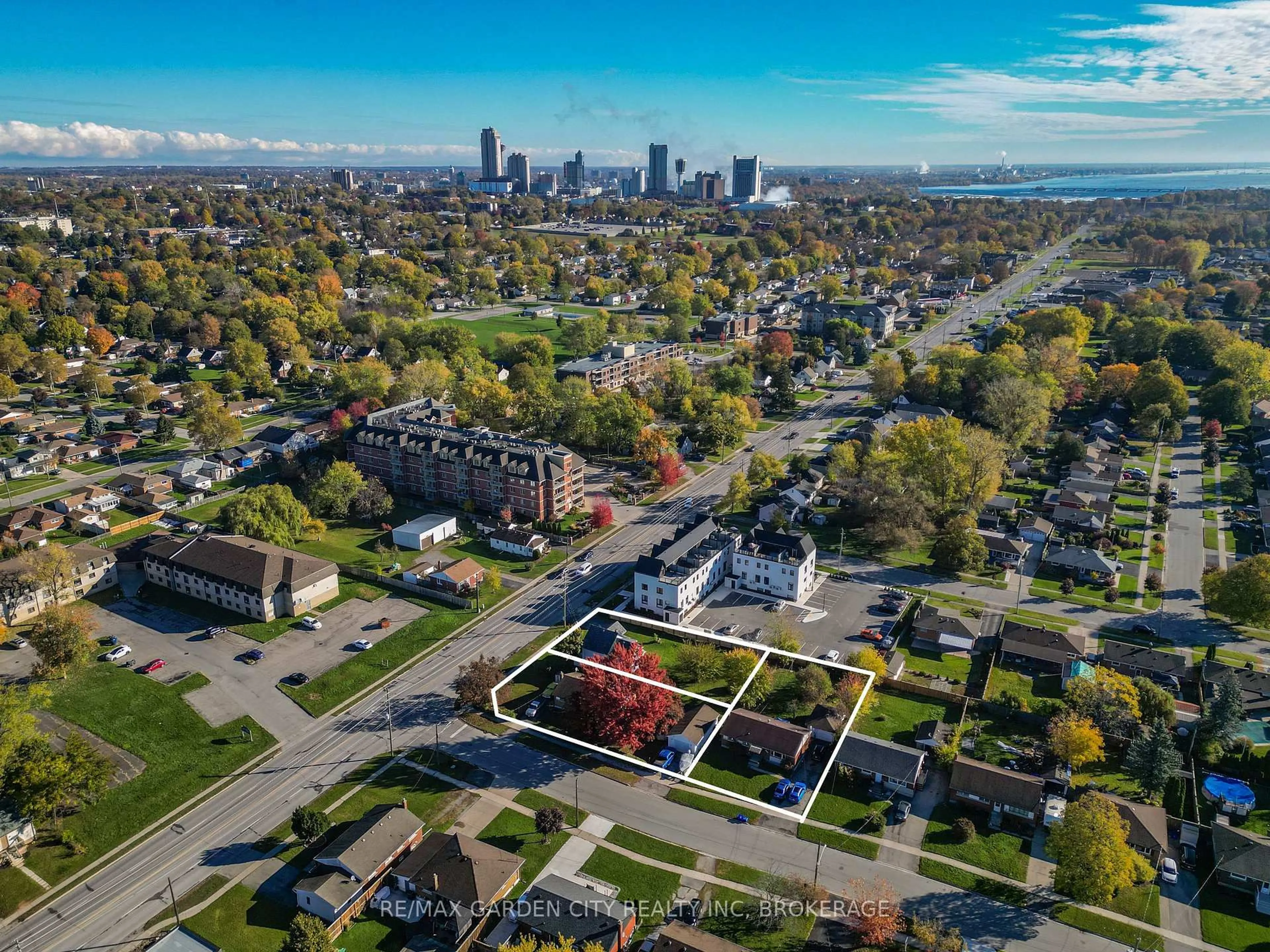 A pic from outside/outdoor area/front of a property/back of a property/a pic from drone, city buildings view from balcony for 6560 McLeod Rd, Niagara Falls Ontario L2G 3G4
