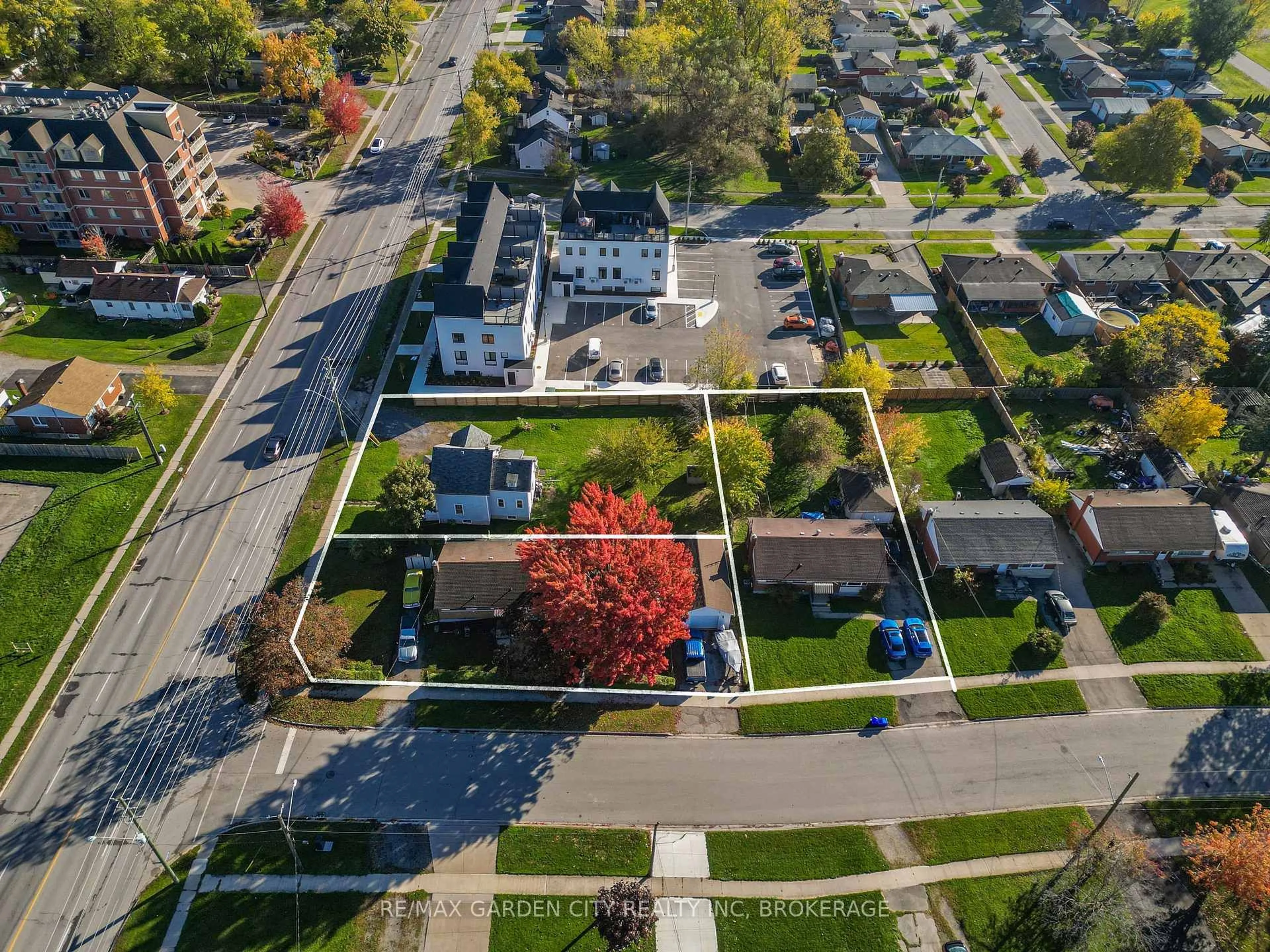 A pic from outside/outdoor area/front of a property/back of a property/a pic from drone, street for 6560 McLeod Rd, Niagara Falls Ontario L2G 3G4