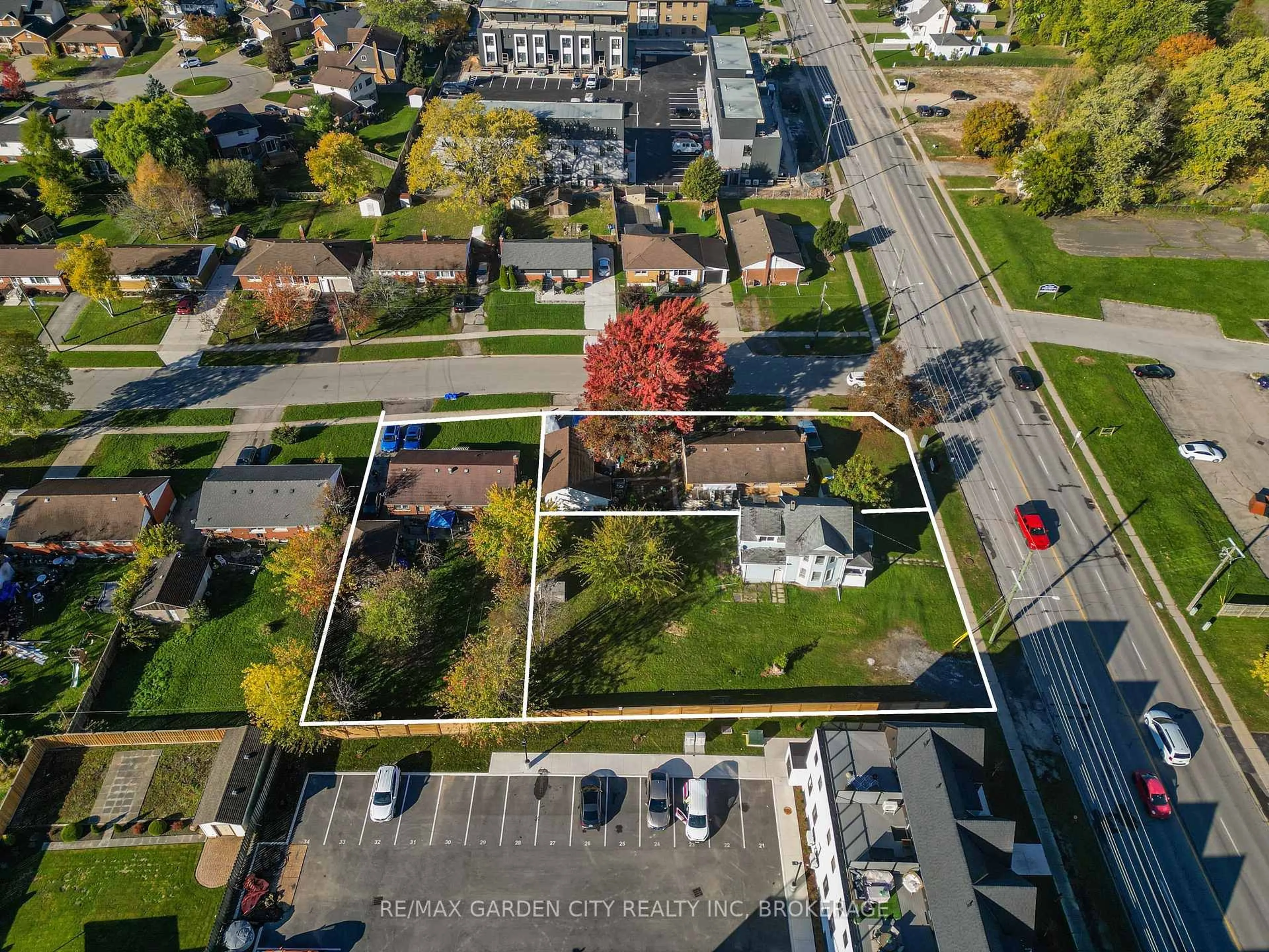A pic from outside/outdoor area/front of a property/back of a property/a pic from drone, street for 6560 McLeod Rd, Niagara Falls Ontario L2G 3G4