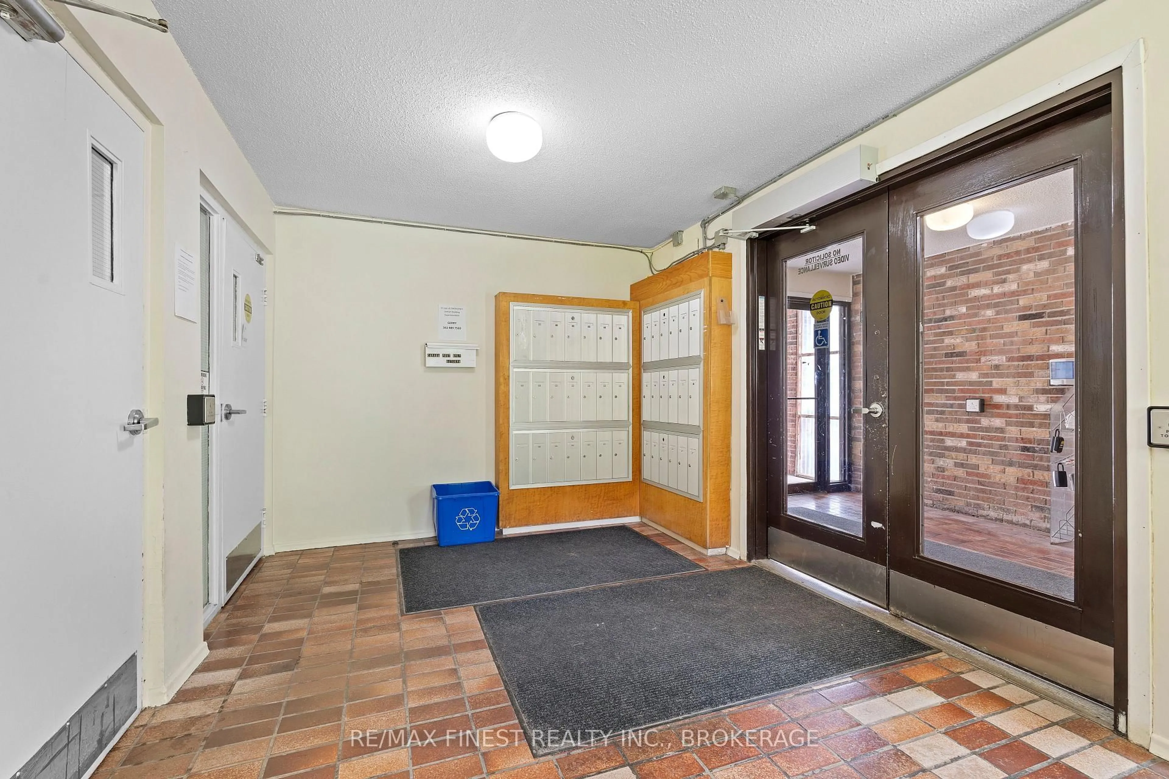 Indoor foyer for 1010 Pembridge Cres #303, Kingston Ontario K7P 1A3