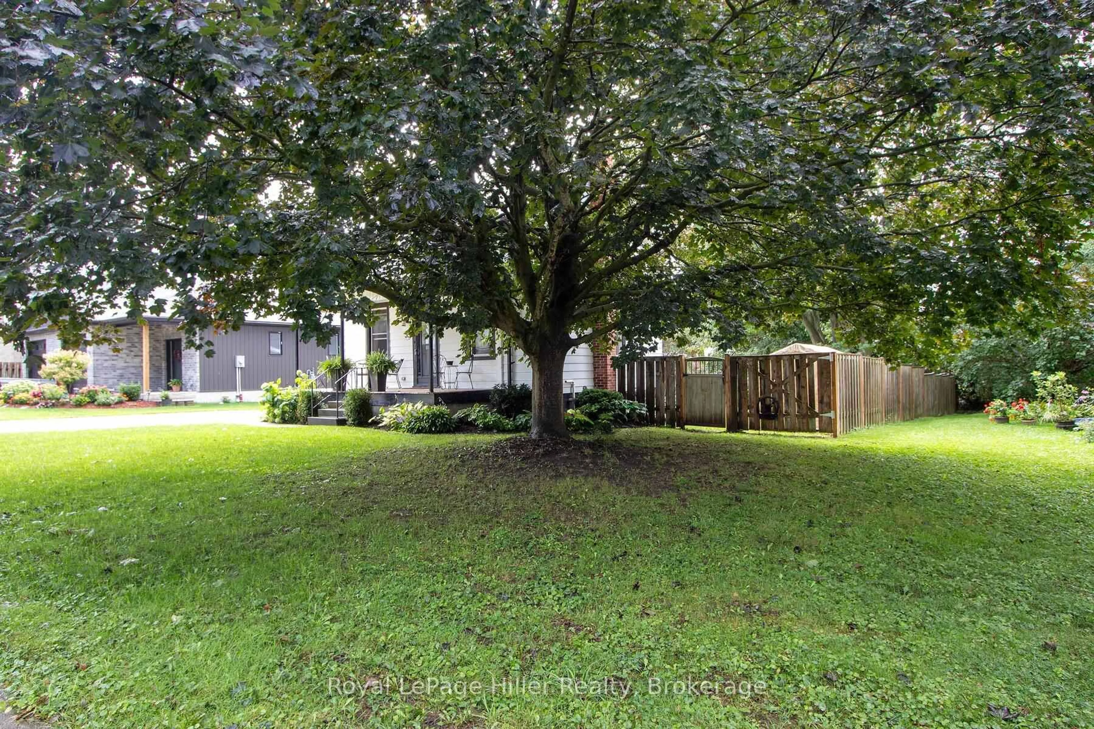 A pic from outside/outdoor area/front of a property/back of a property/a pic from drone, unknown for 53 George St, Huron East Ontario N0K 1W0