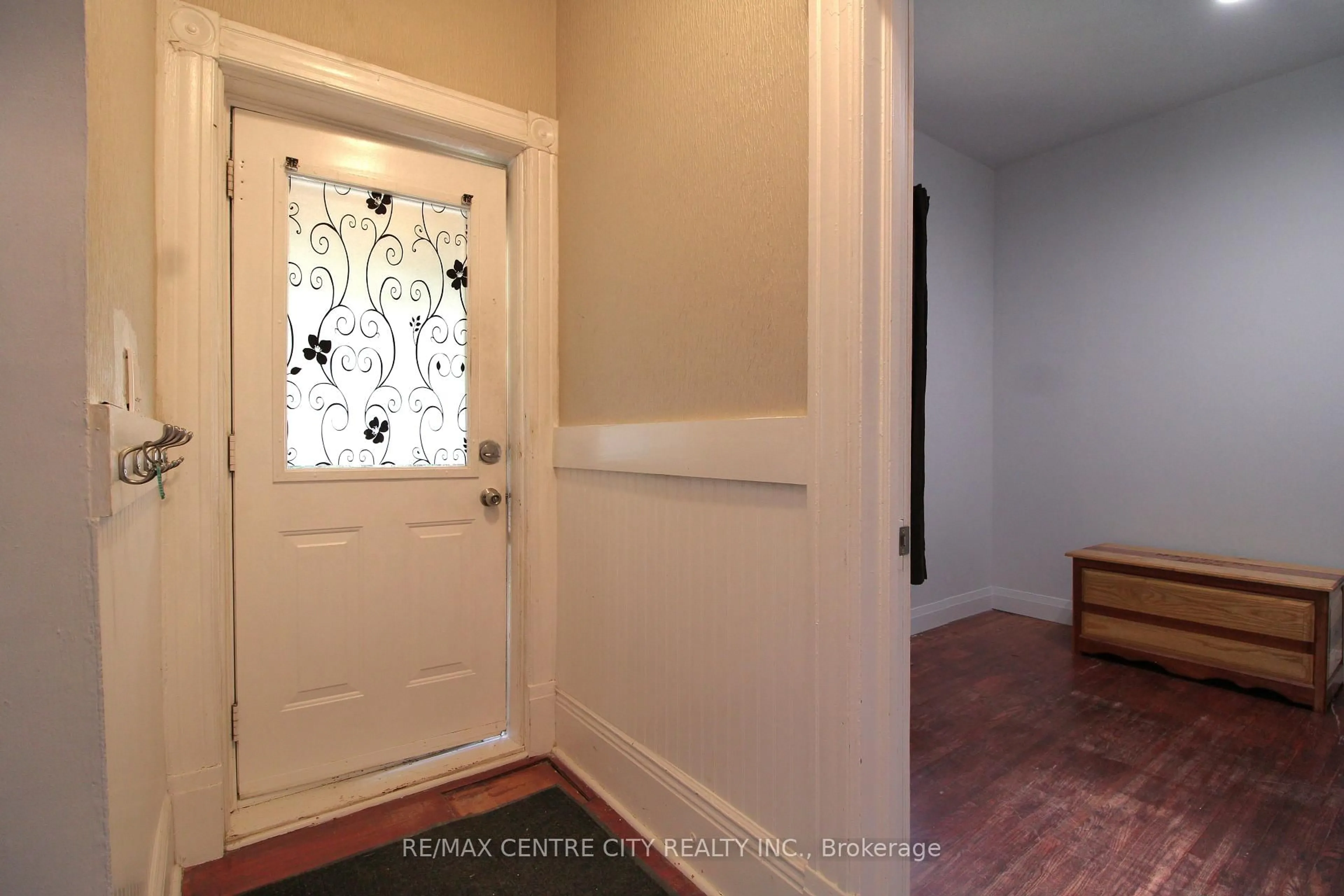 Indoor entryway for 28 Maple St, St. Thomas Ontario N5R 1Y9