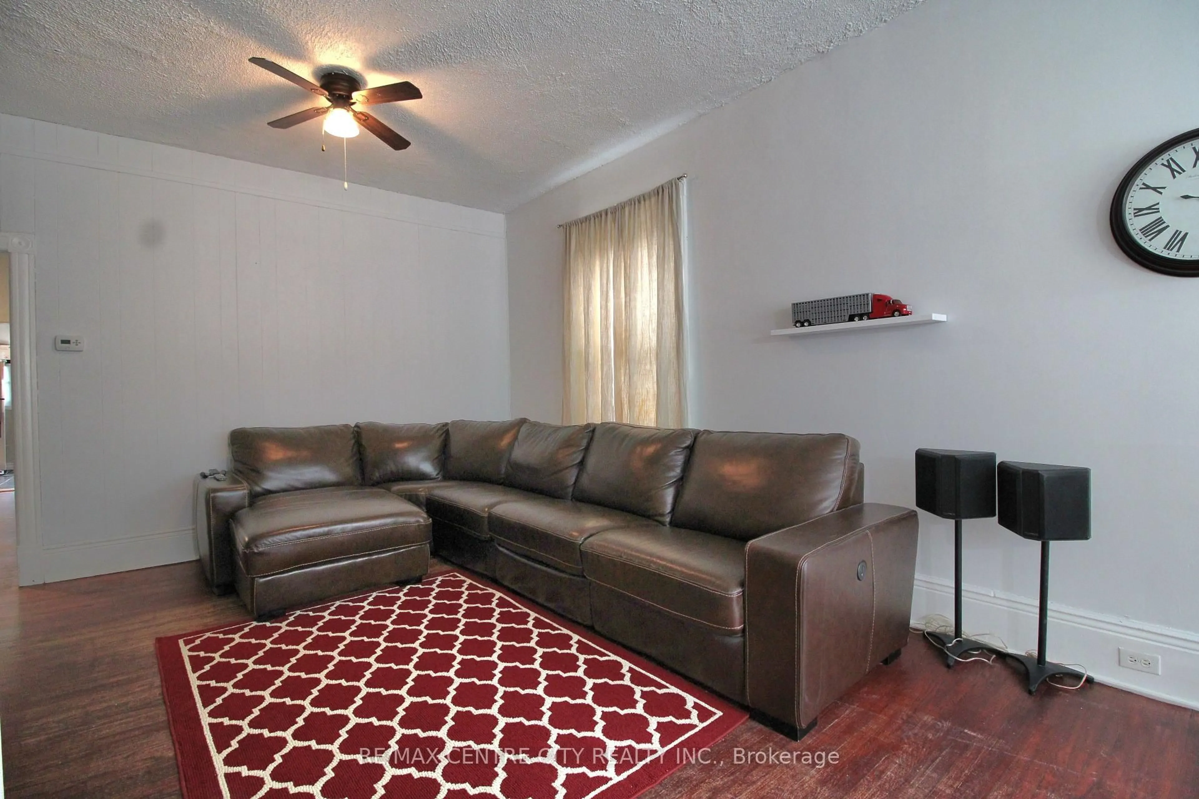 Living room with furniture, unknown for 28 Maple St, St. Thomas Ontario N5R 1Y9