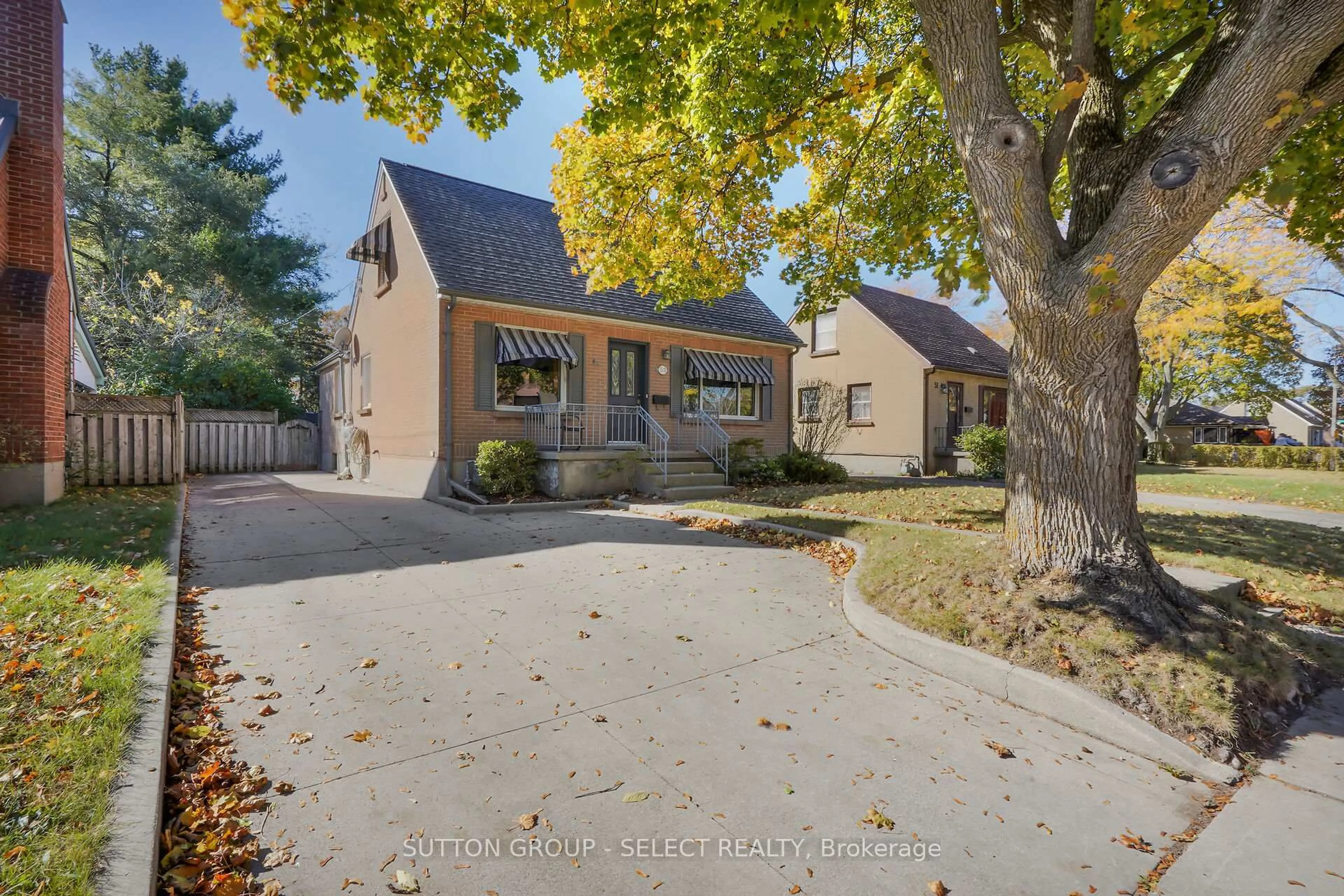A pic from outside/outdoor area/front of a property/back of a property/a pic from drone, street for 53 Graydon St, London East Ontario N5W 2H9