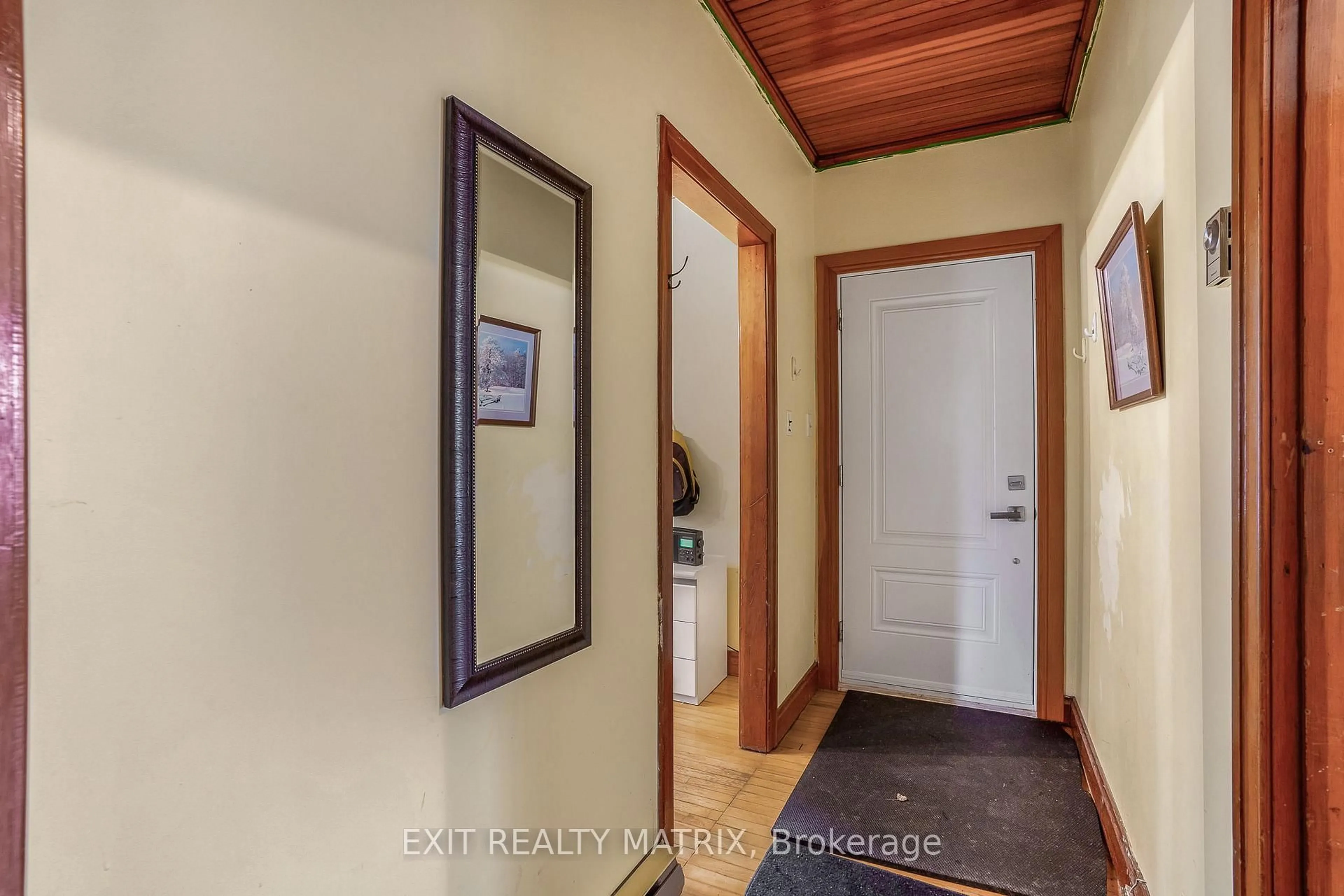 Indoor entryway for 678 Mcgill St, Hawkesbury Ontario K6A 1R4