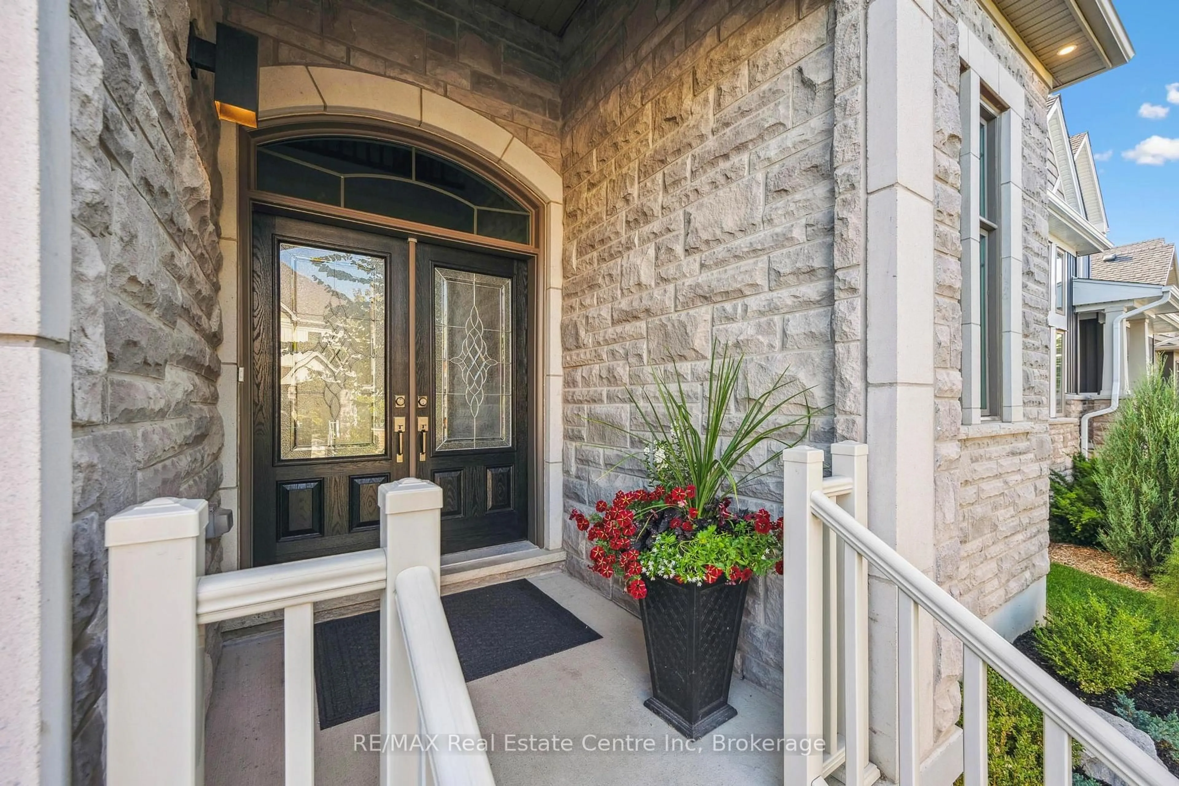 Indoor entryway for 31 EMENY Lane, Guelph Ontario N1L 0H3