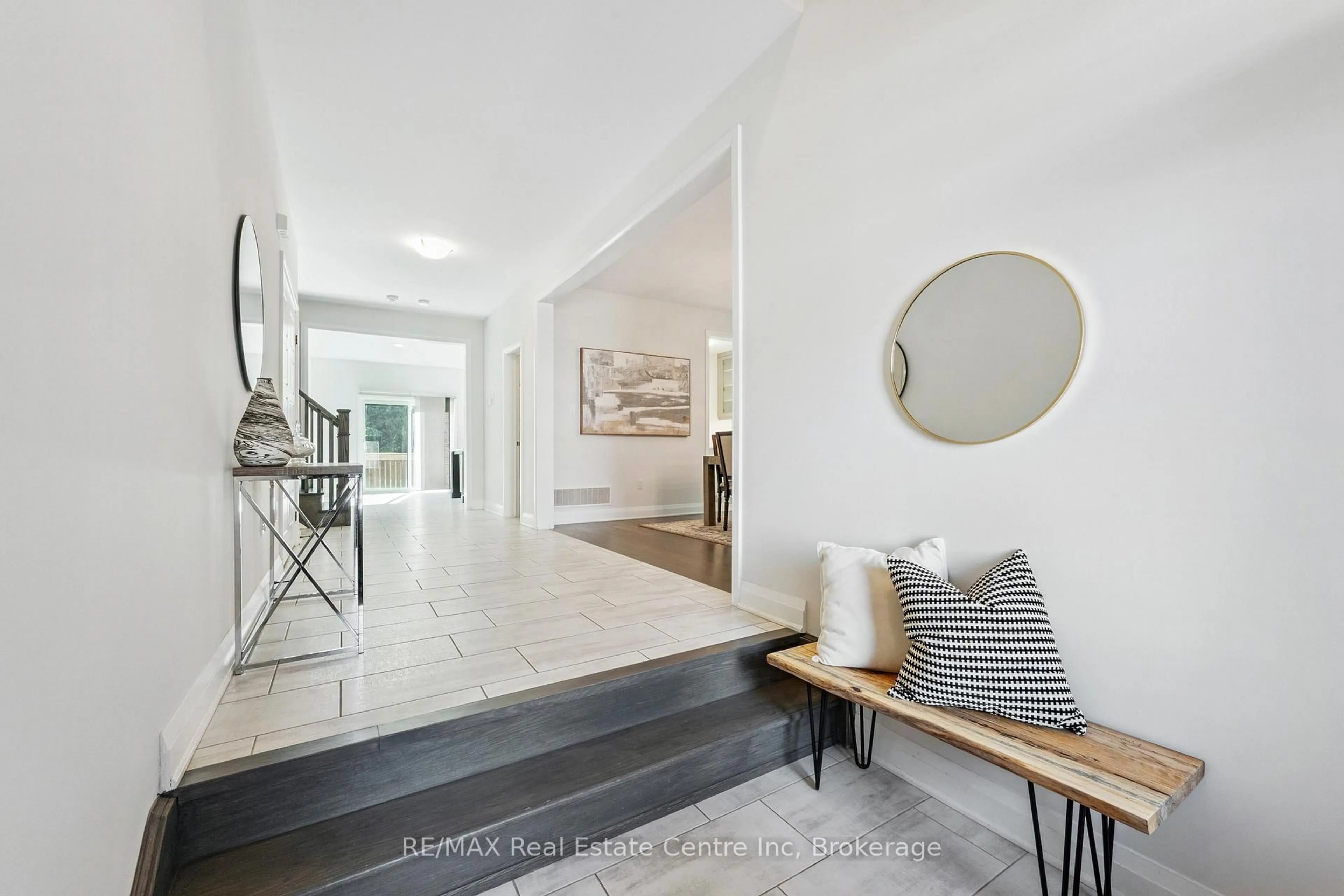 Indoor entryway for 31 EMENY Lane, Guelph Ontario N1L 0H3