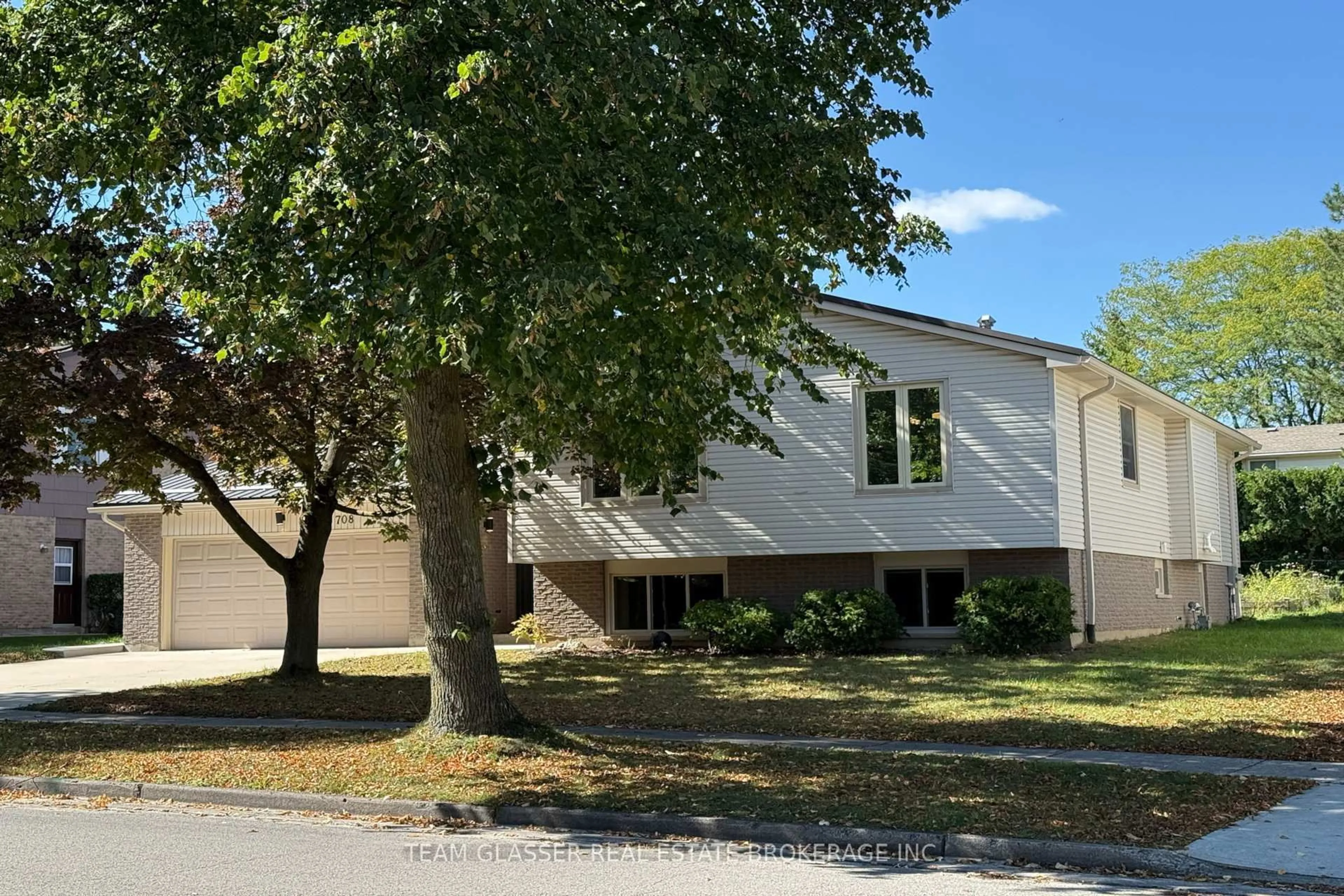 Home with vinyl exterior material, street for 708 VILLAGE GREEN Ave, London South Ontario N6K 1H2