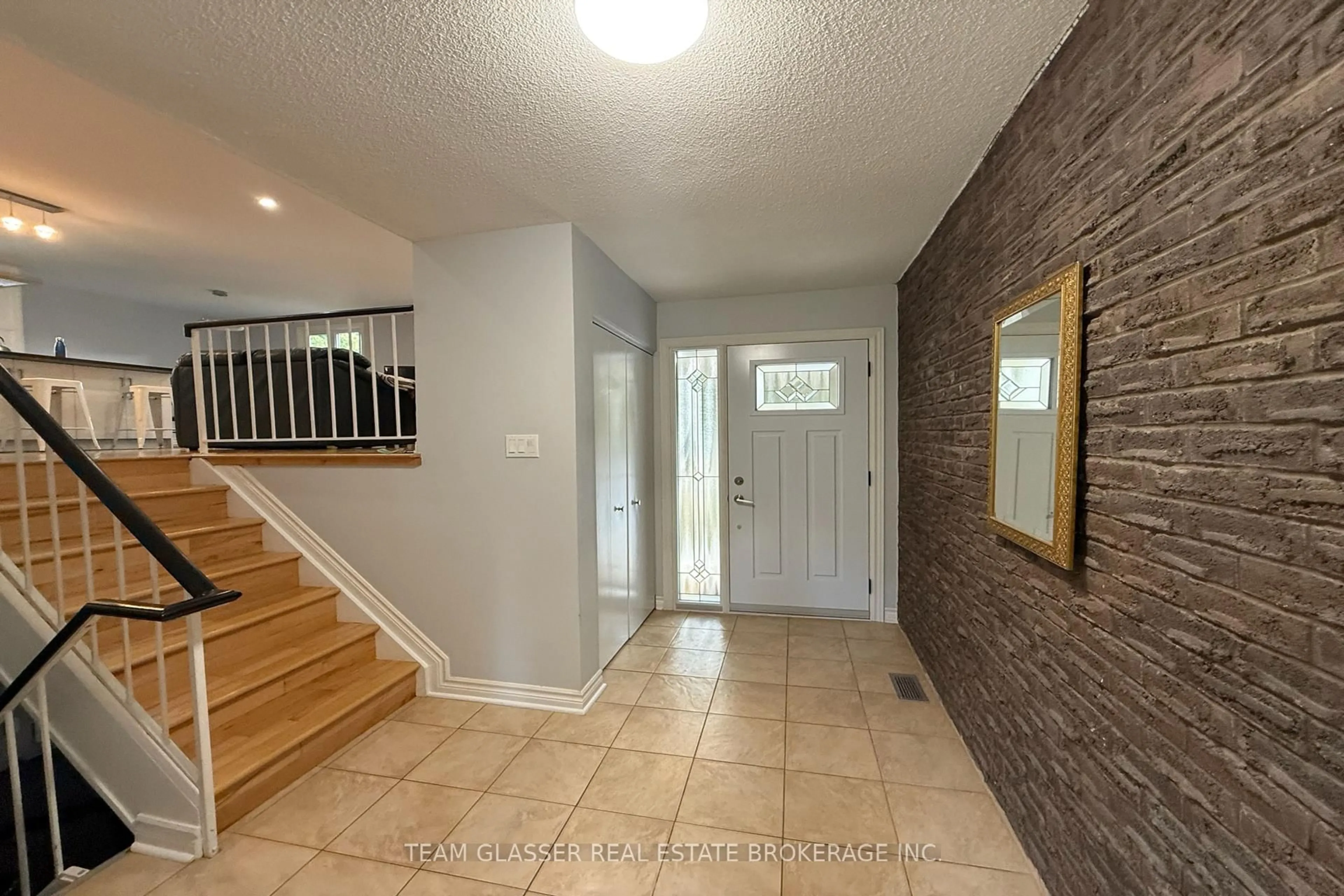 Indoor entryway for 708 VILLAGE GREEN Ave, London South Ontario N6K 1H2
