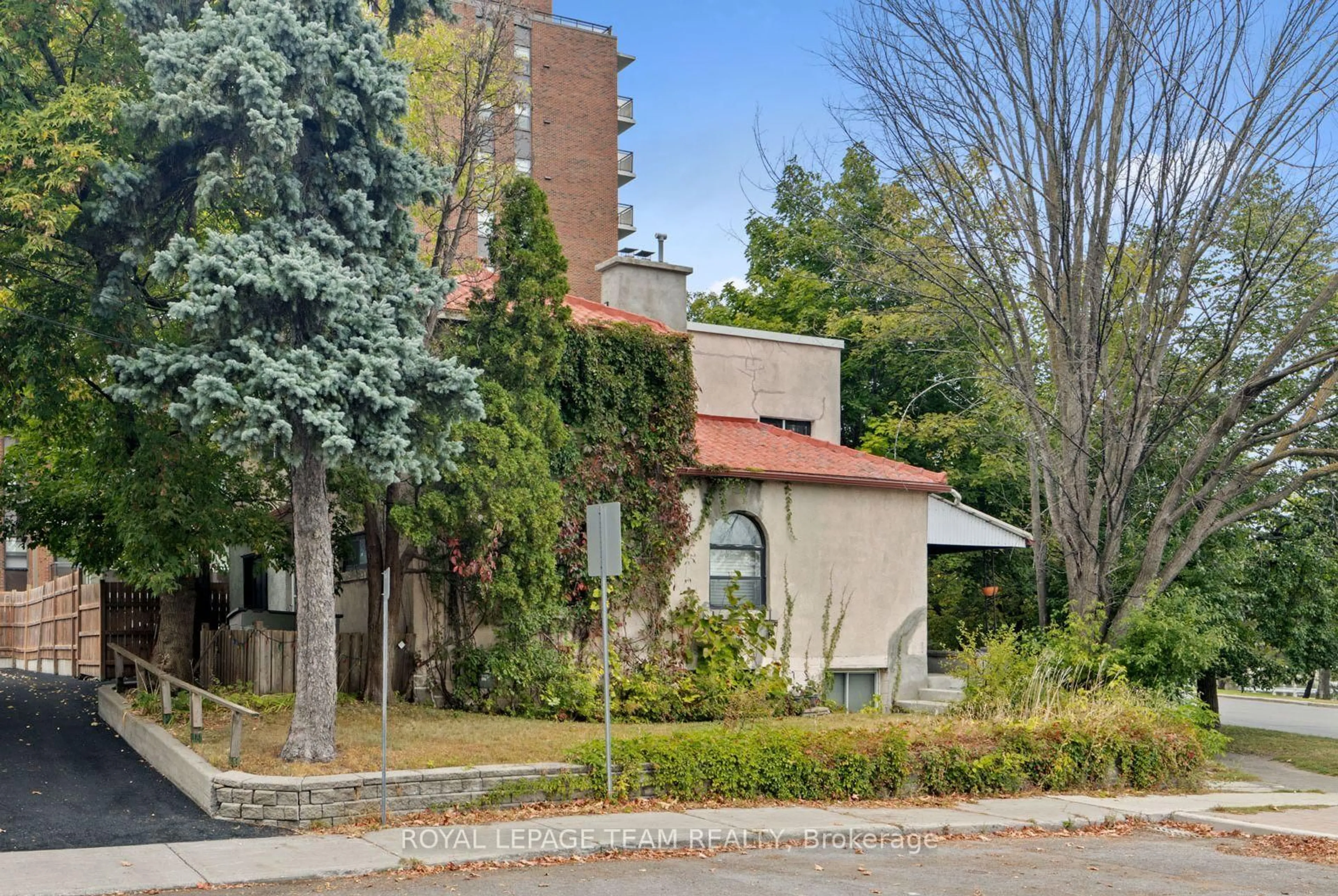 Unknown for 334 Queen Elizabeth Dr, Ottawa Ontario K1S 3M8