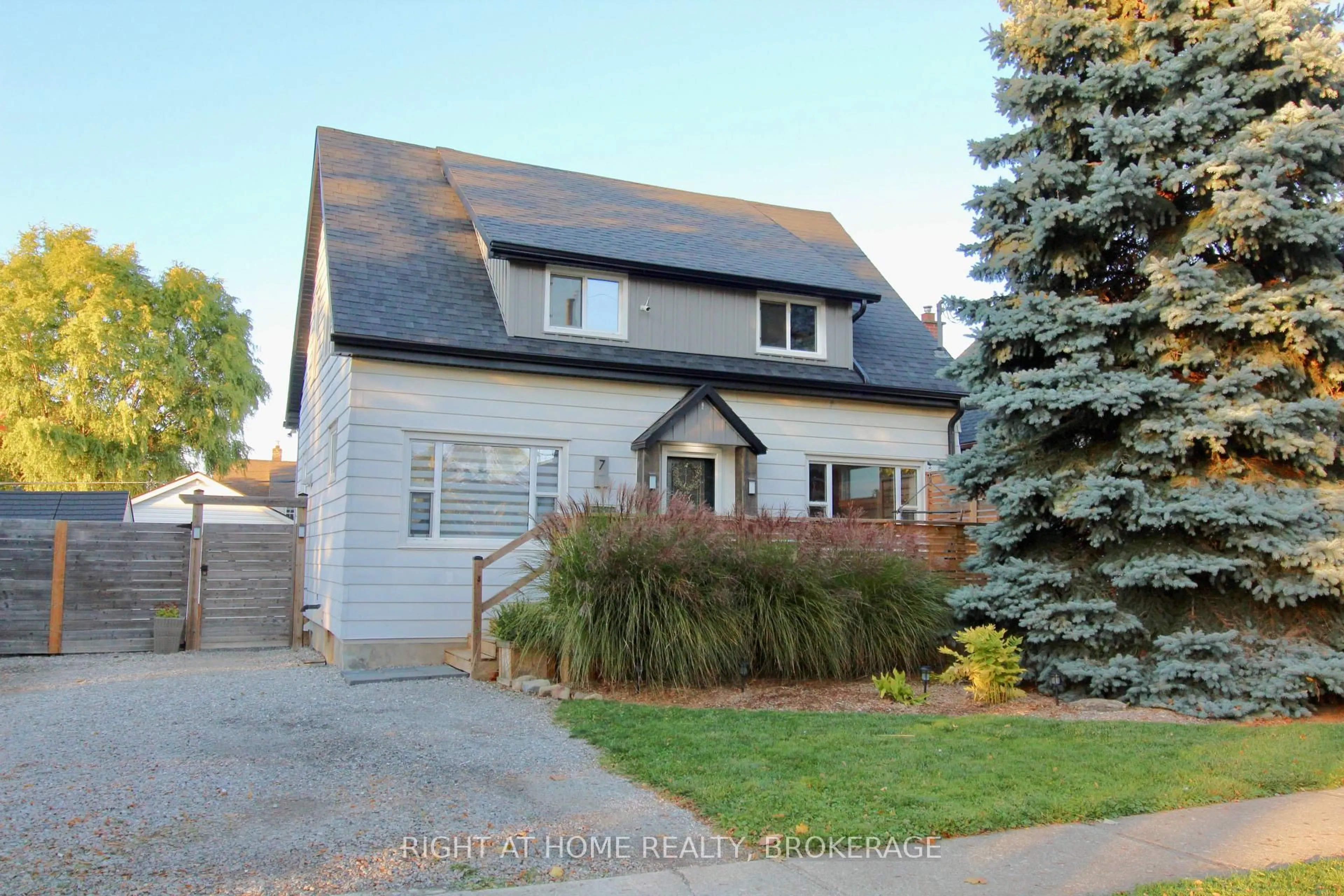 Unknown for 7 Cedardale Ave, St. Catharines Ontario L2P 1B1