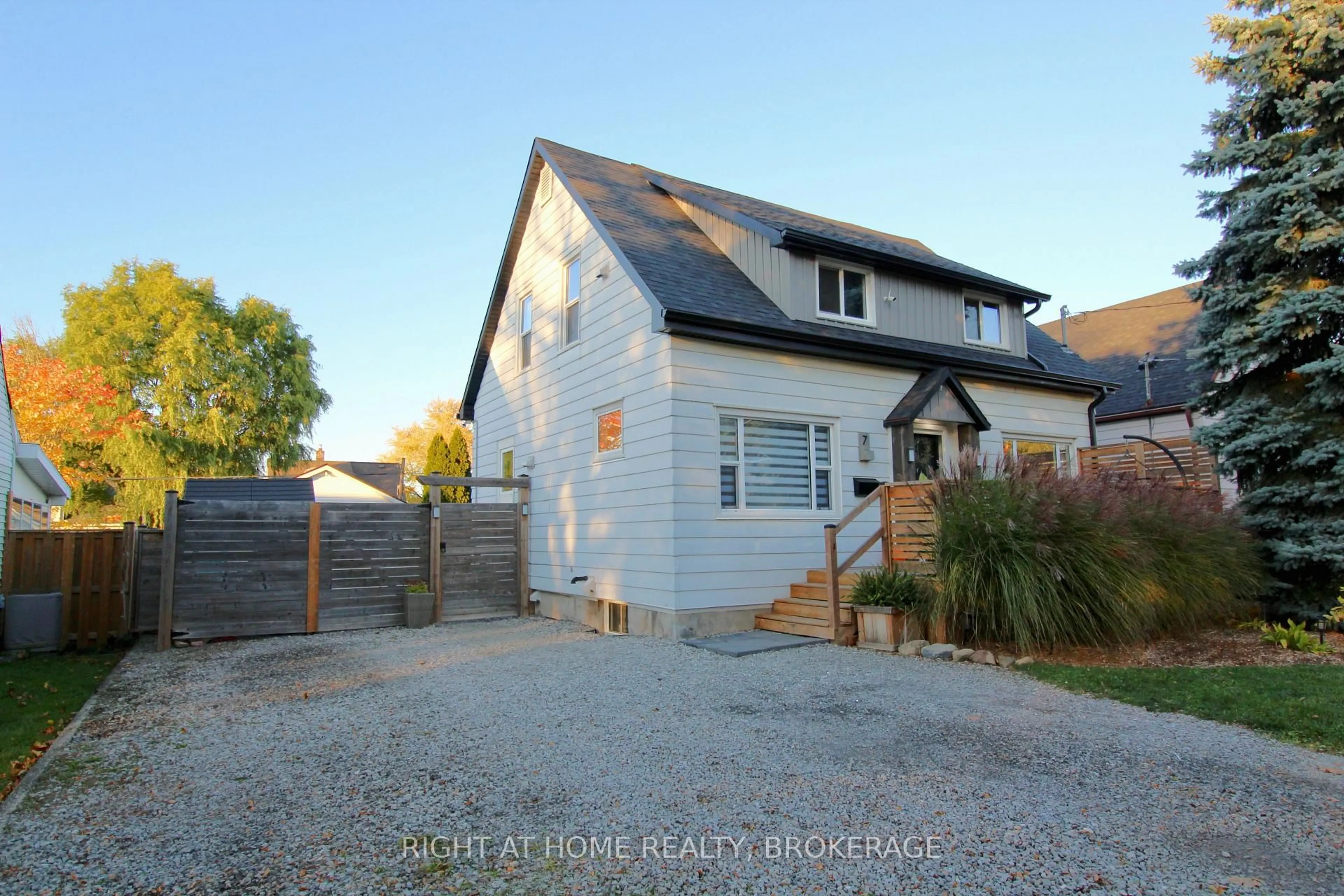 A pic from outside/outdoor area/front of a property/back of a property/a pic from drone, street for 7 Cedardale Ave, St. Catharines Ontario L2P 1B1