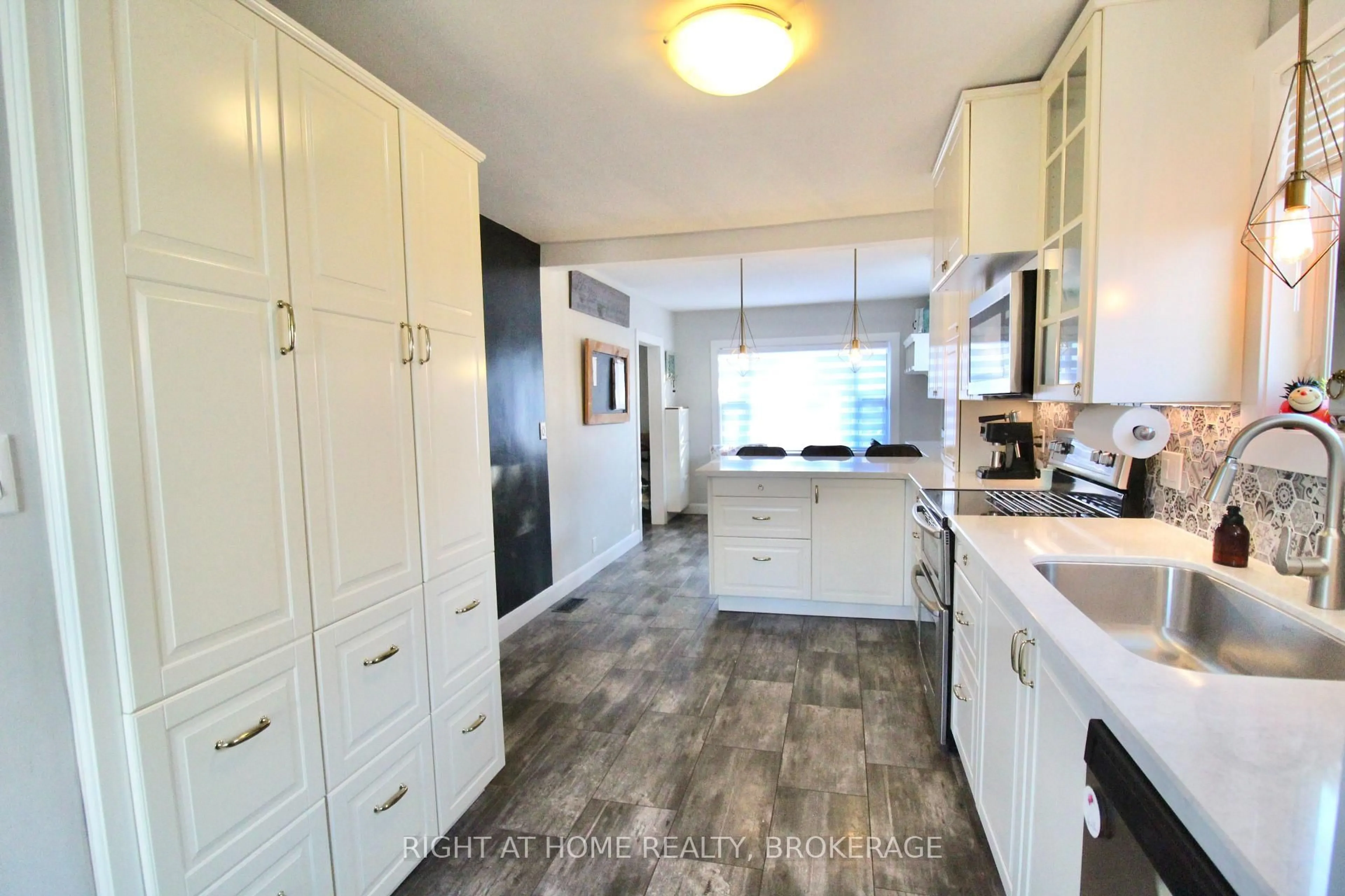 Standard kitchen, ceramic/tile floor for 7 Cedardale Ave, St. Catharines Ontario L2P 1B1