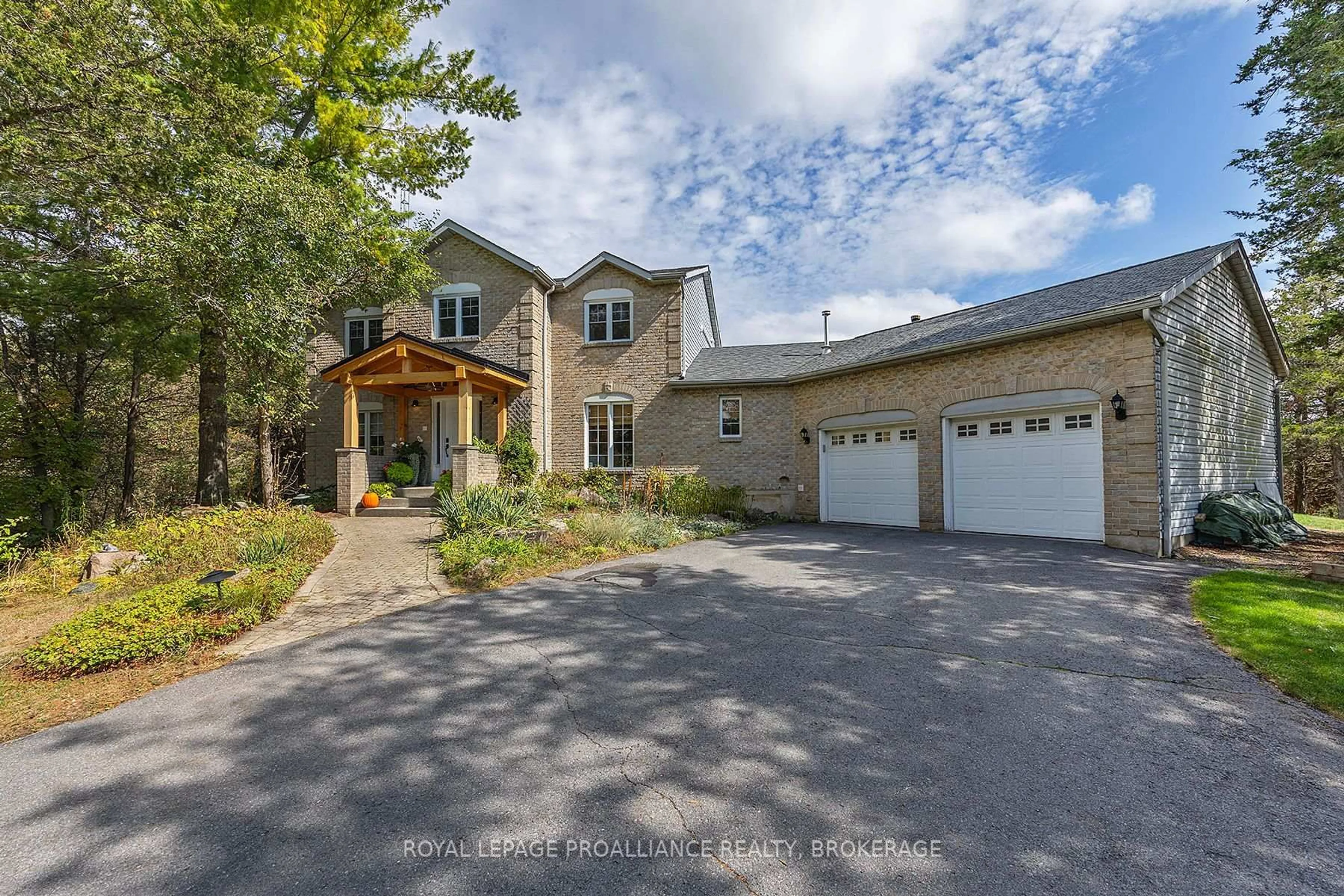 A pic from outside/outdoor area/front of a property/back of a property/a pic from drone, street for 4890 North Shore Cres, Perth Road Ontario K0H 2L0