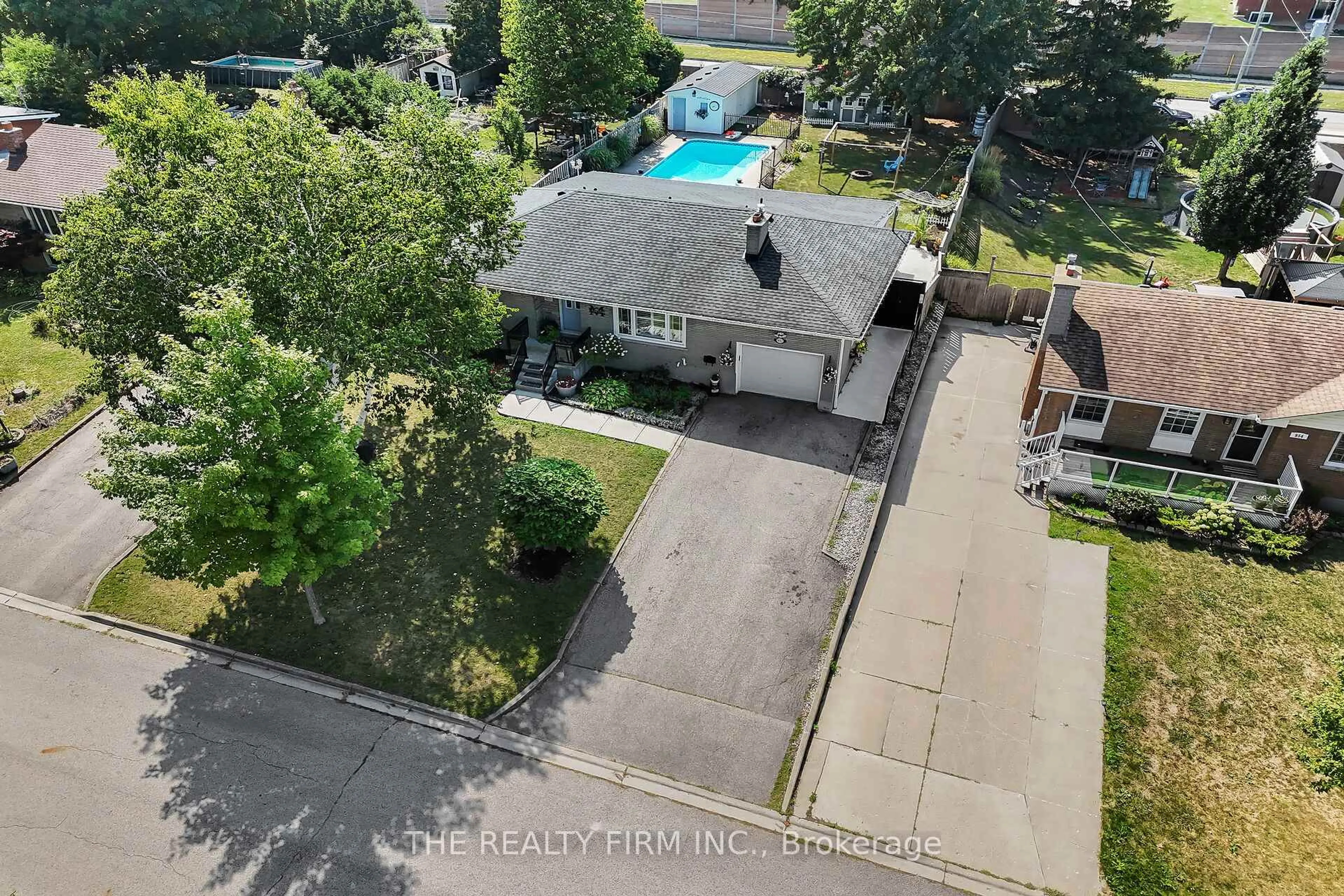 A pic from outside/outdoor area/front of a property/back of a property/a pic from drone, street for 952 Eagle Cres, London South Ontario N5Z 3H7