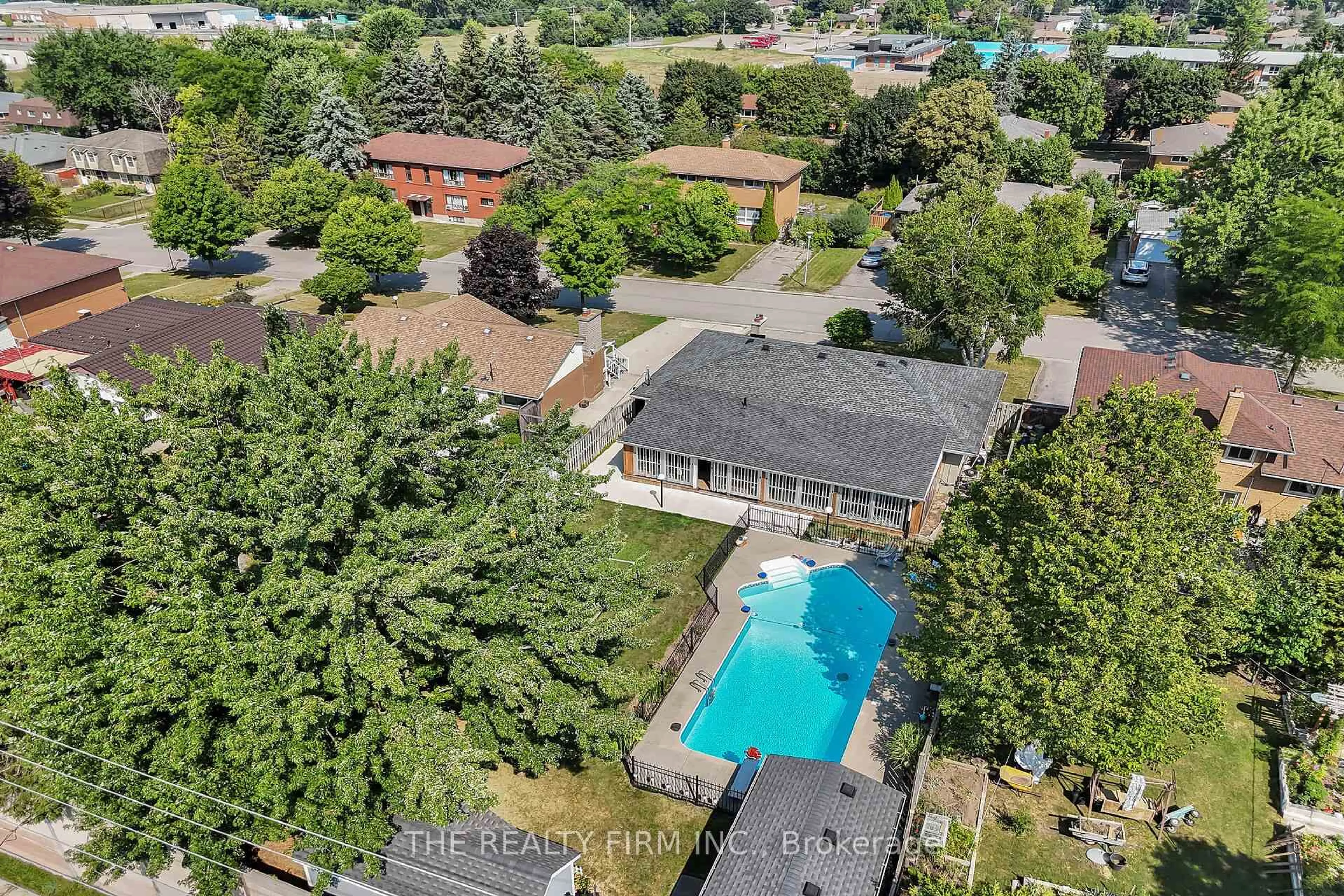 A pic from outside/outdoor area/front of a property/back of a property/a pic from drone, unknown for 952 Eagle Cres, London South Ontario N5Z 3H7