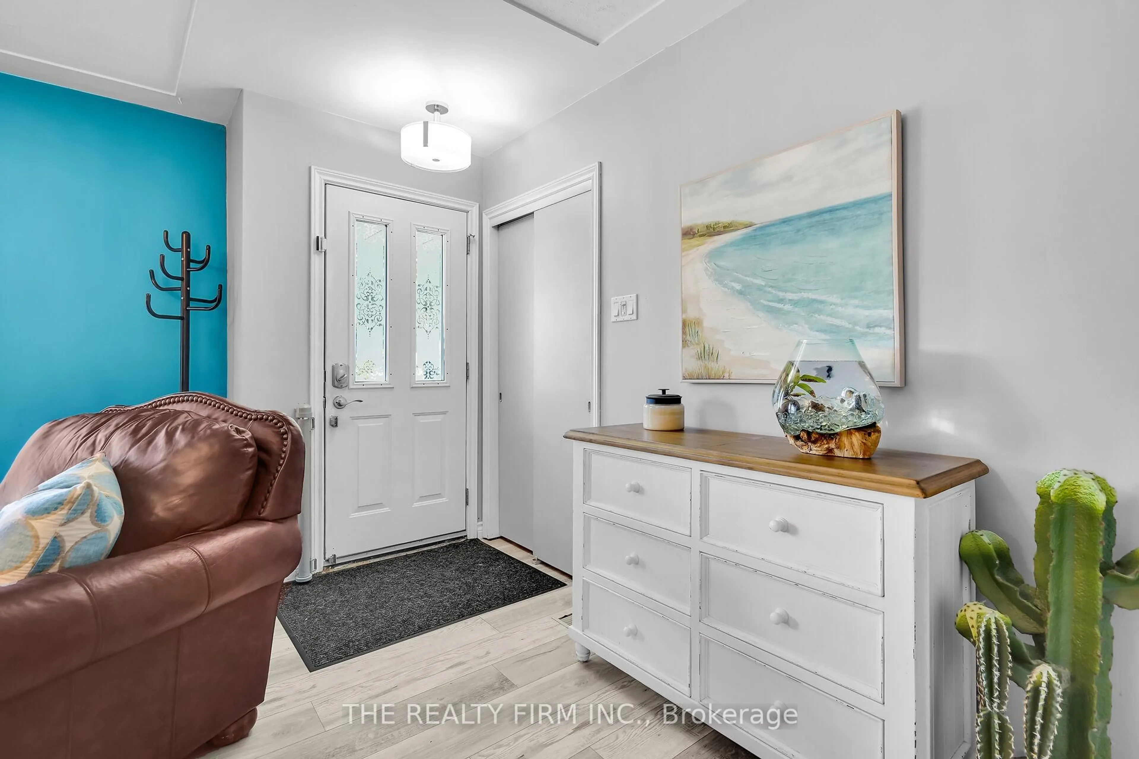 Indoor entryway for 952 Eagle Cres, London South Ontario N5Z 3H7