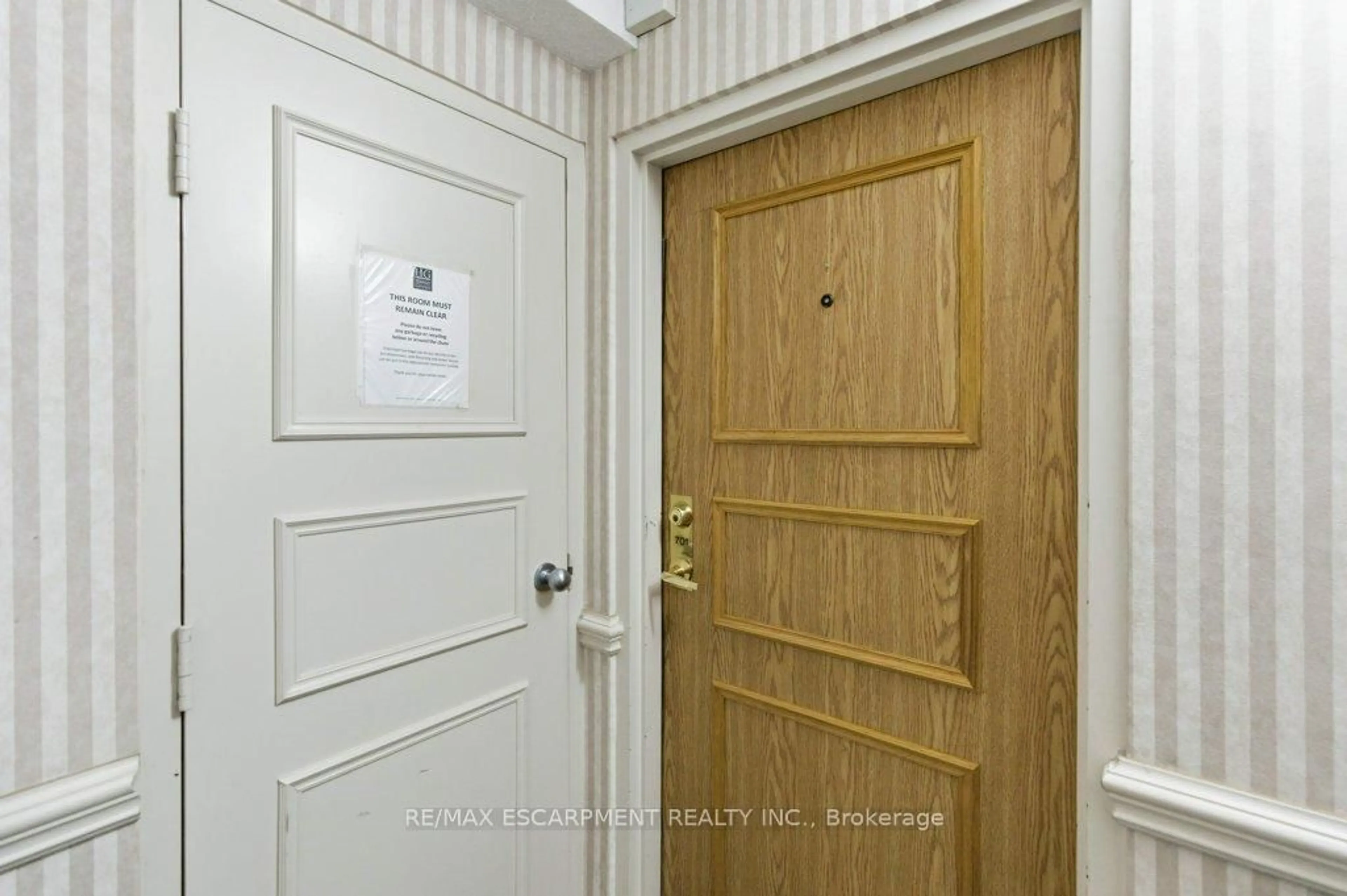 Indoor entryway for 432 Main St #701, Hamilton Ontario L8N 1J9