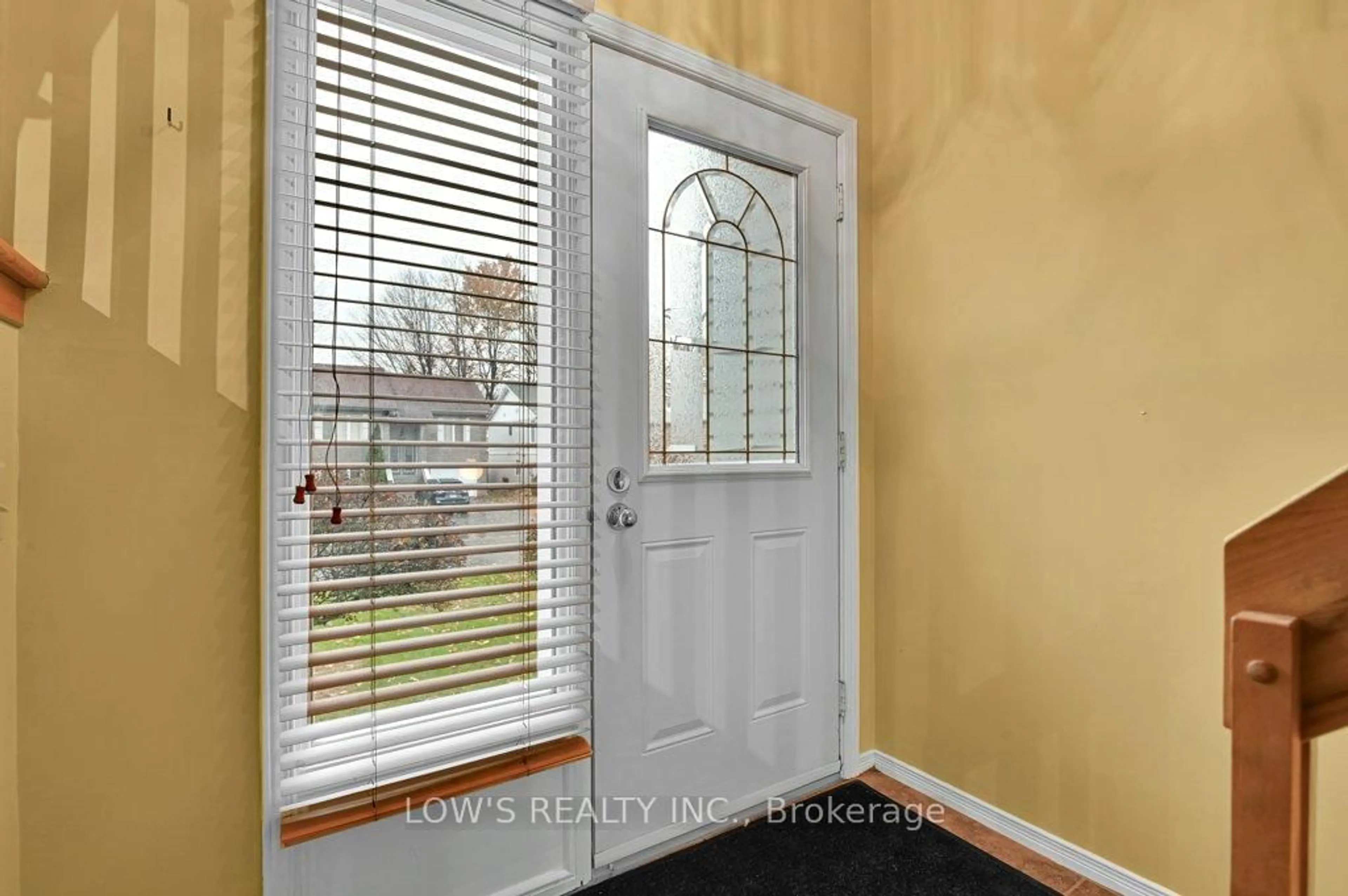 Indoor entryway for 740 Berthiaume St, Hawkesbury Ontario K6A 3M1
