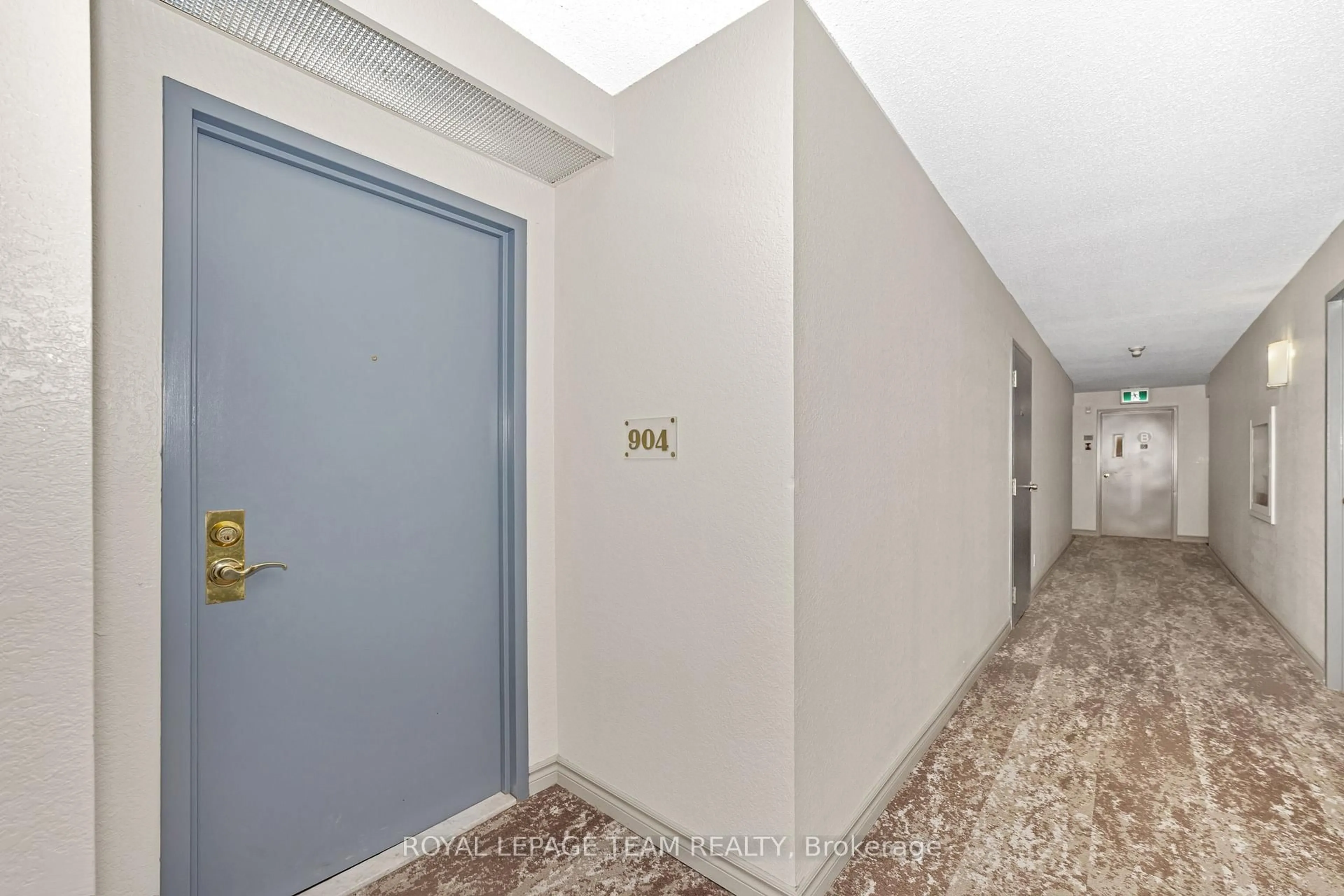 Indoor foyer for 215 Parkdale Ave #904, Ottawa Ontario K1Y 4T8