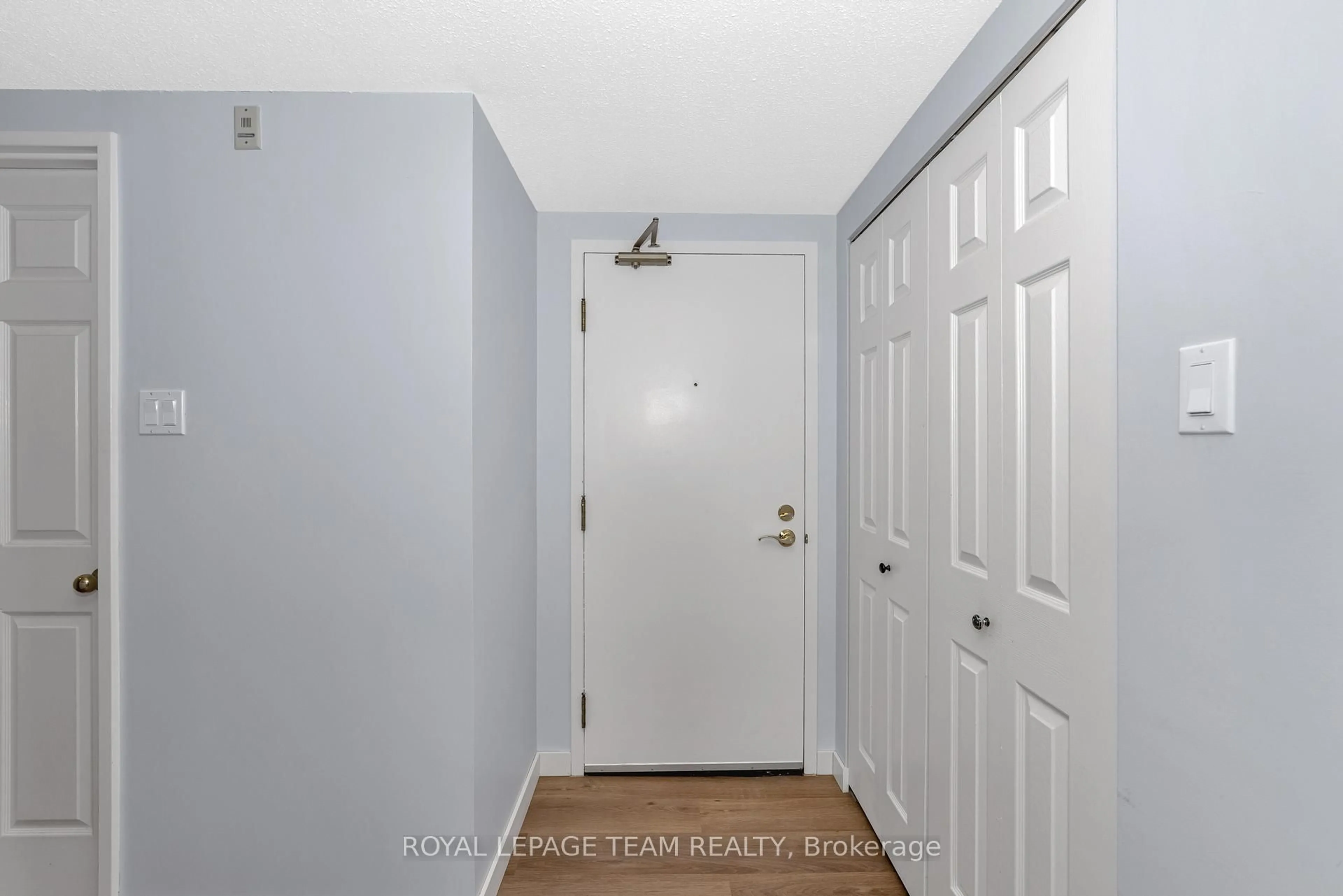 Indoor entryway for 215 Parkdale Ave #904, Ottawa Ontario K1Y 4T8
