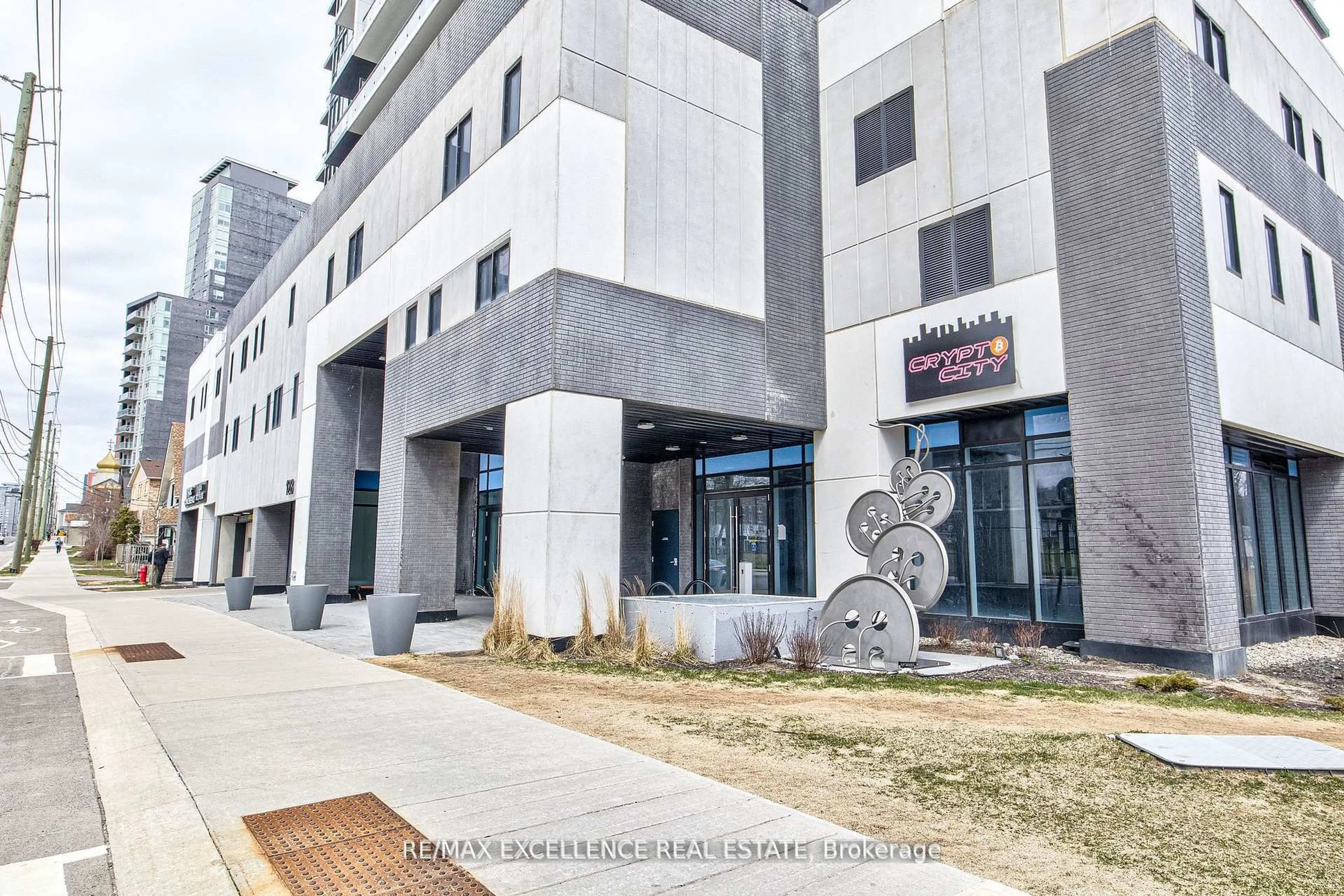 Indoor foyer for 128 King St #1402, Waterloo Ontario N2J 0E9