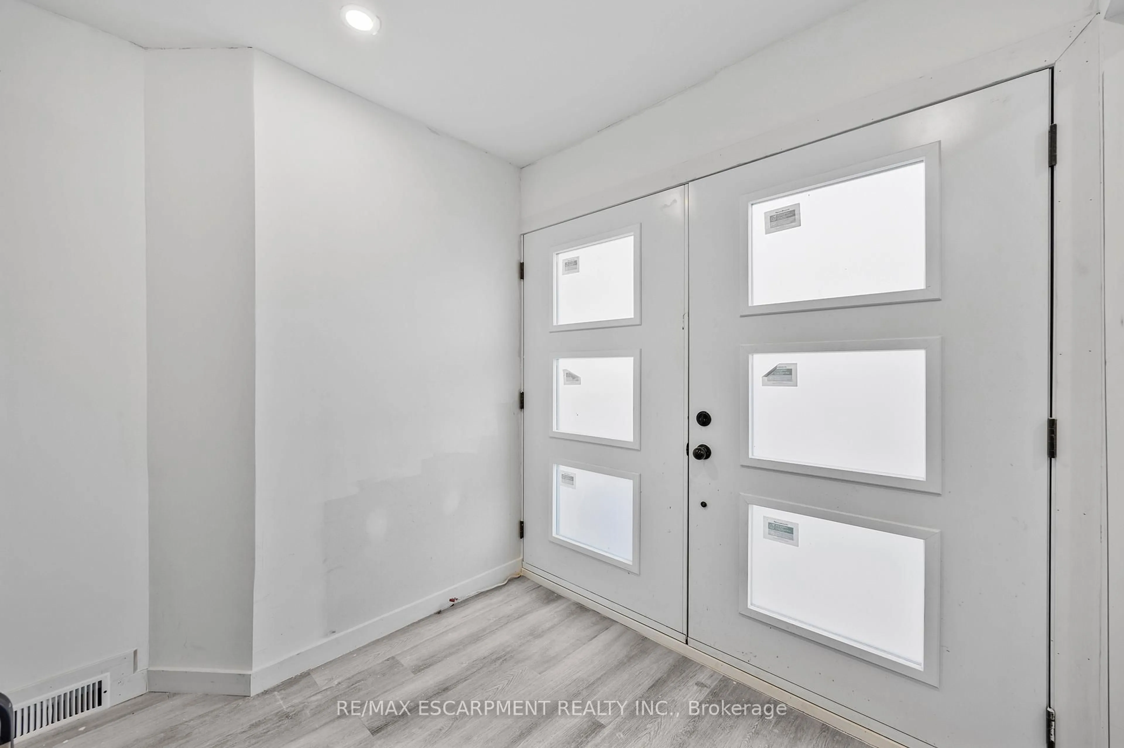 Indoor entryway for 163 Britannia Ave, Hamilton Ontario L8H 1X4
