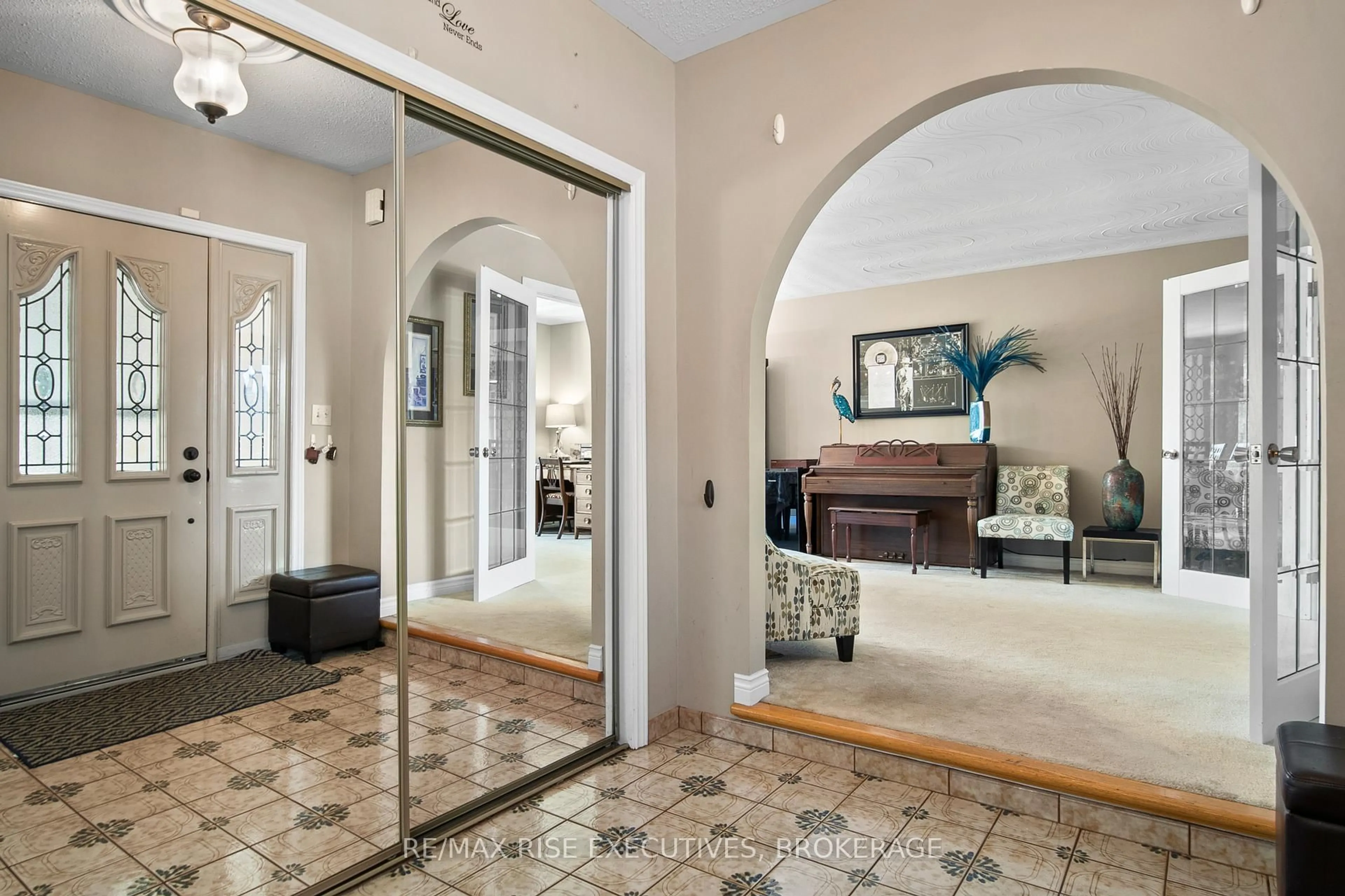 Indoor entryway for 1779 Floyd Ave, Kingston Ontario K7L 4V4