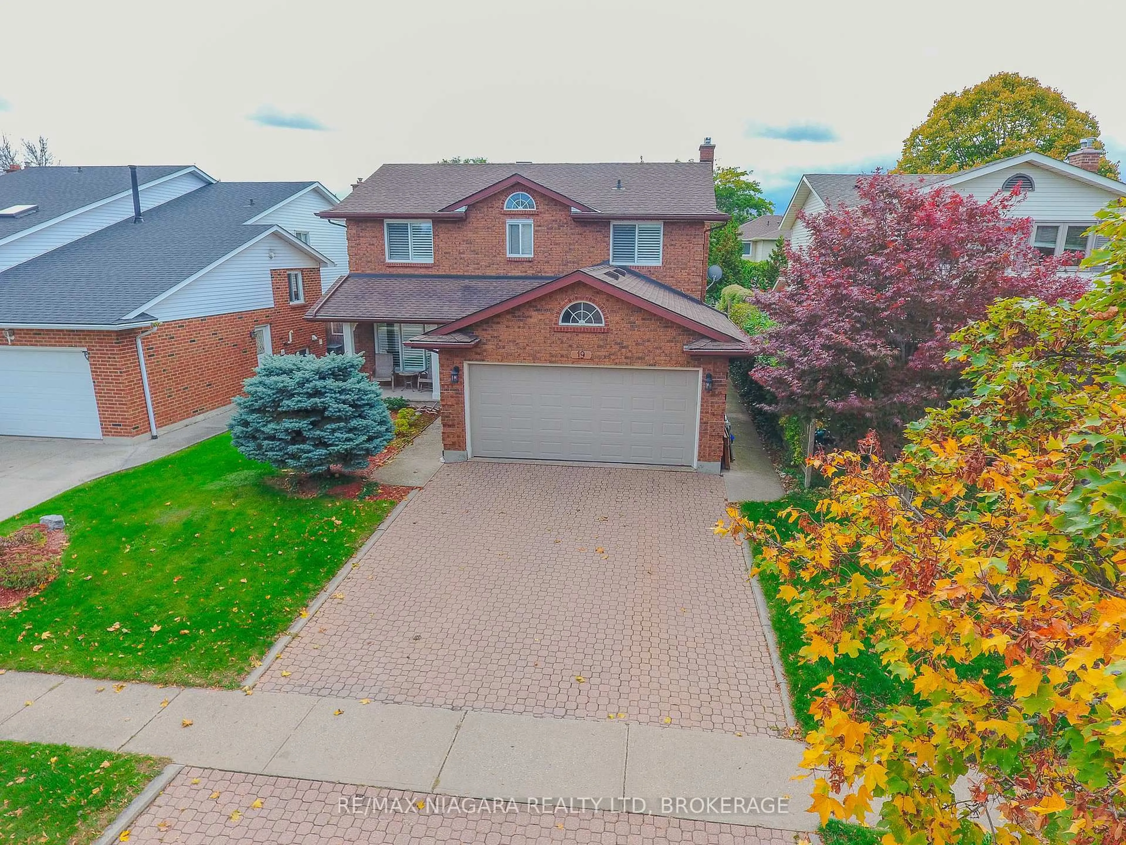 A pic from outside/outdoor area/front of a property/back of a property/a pic from drone, street for 19 Elderwood Dr, St. Catharines Ontario L2S 3E5