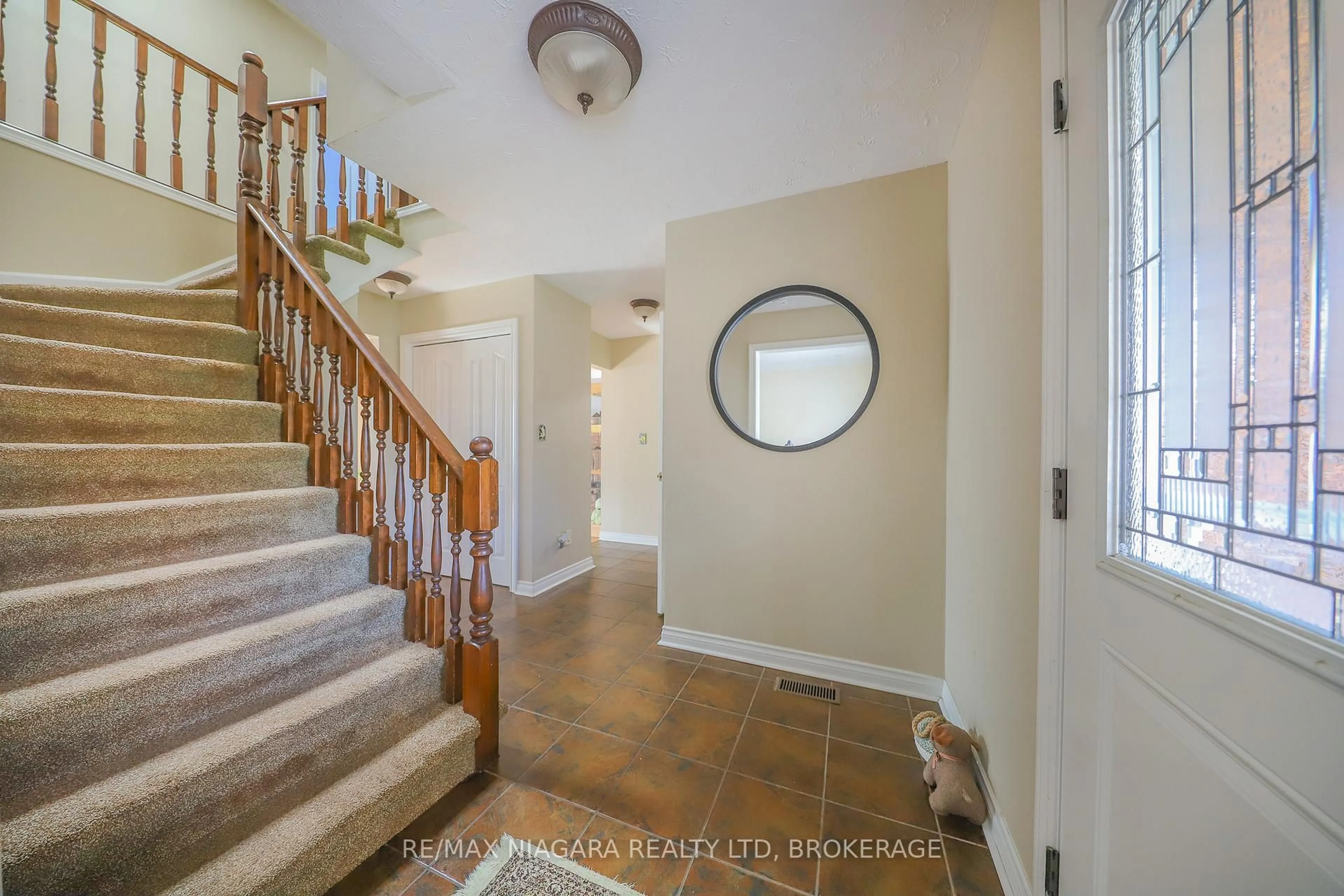 Indoor entryway for 19 Elderwood Dr, St. Catharines Ontario L2S 3E5