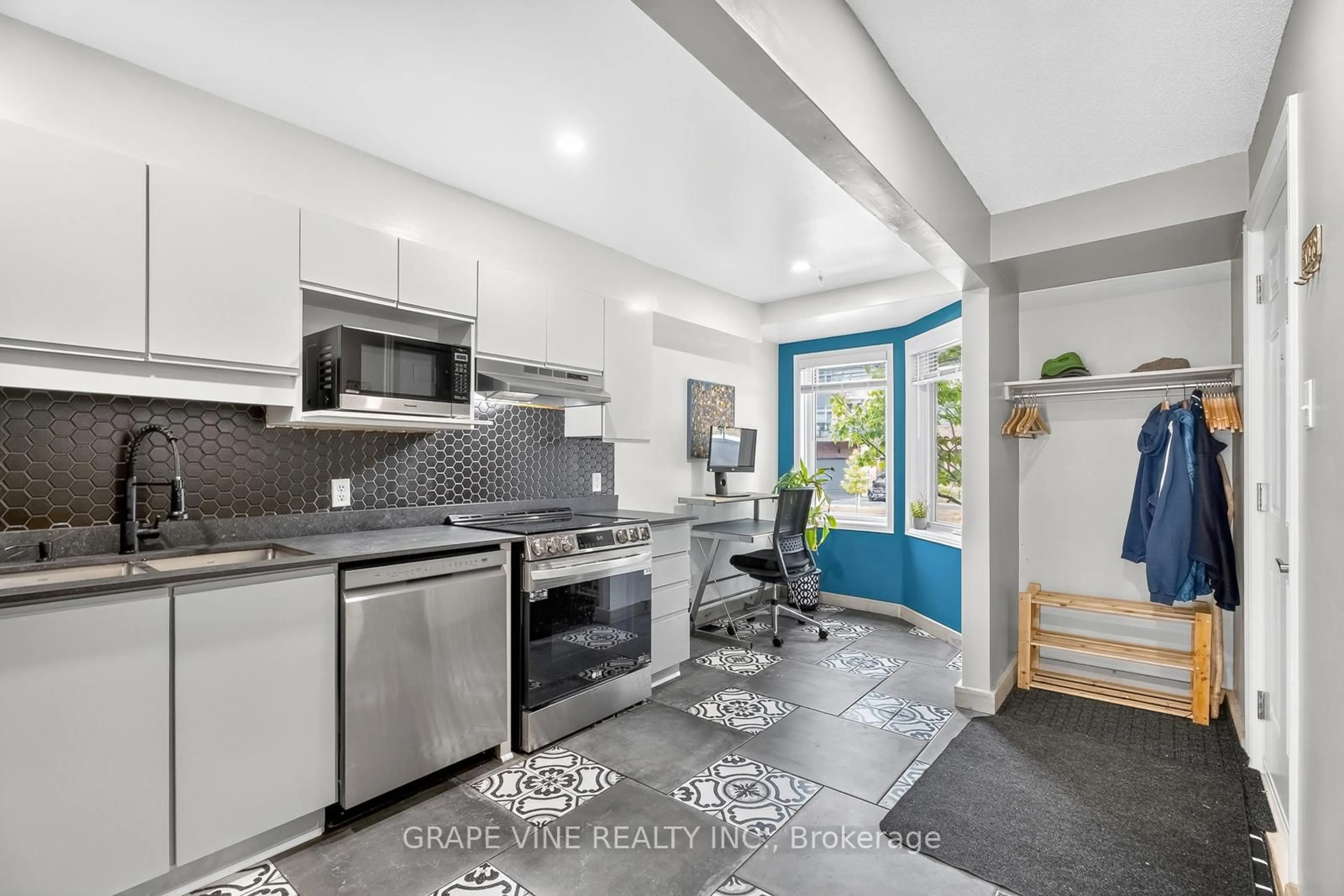 Open concept kitchen, ceramic/tile floor for 1400 Wildberry Crt #11, Ottawa Ontario K1C 7K6