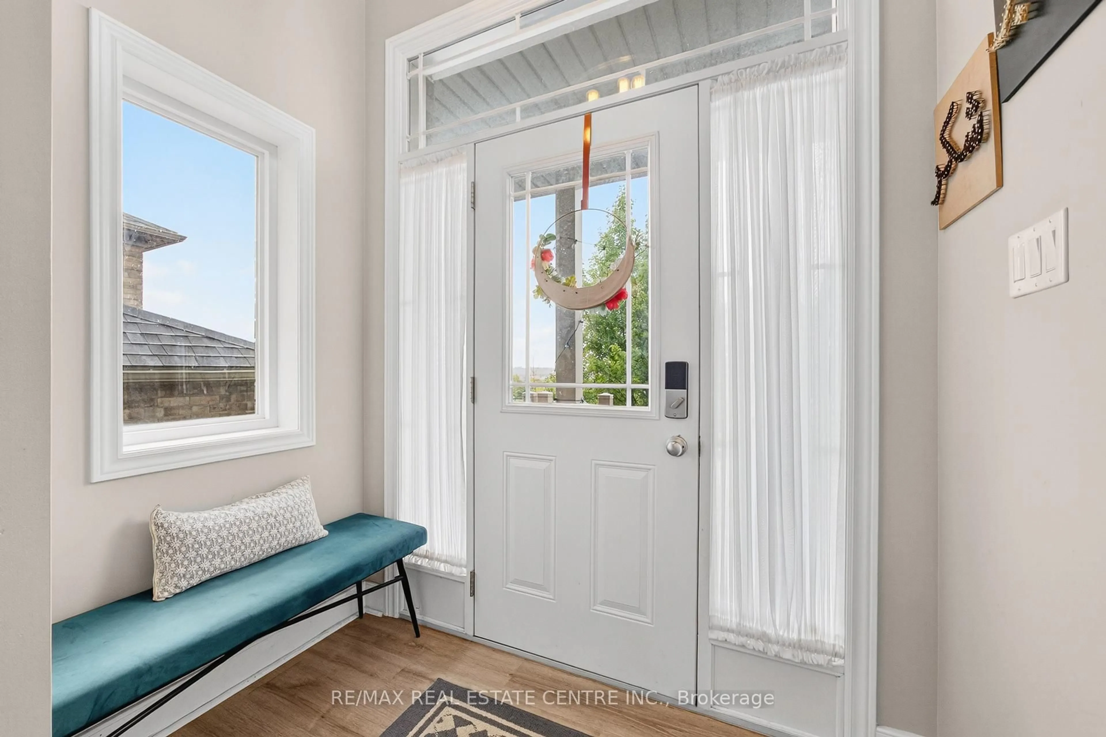 Indoor entryway for 110 OAKES Cres, Guelph Ontario N1E 0J5